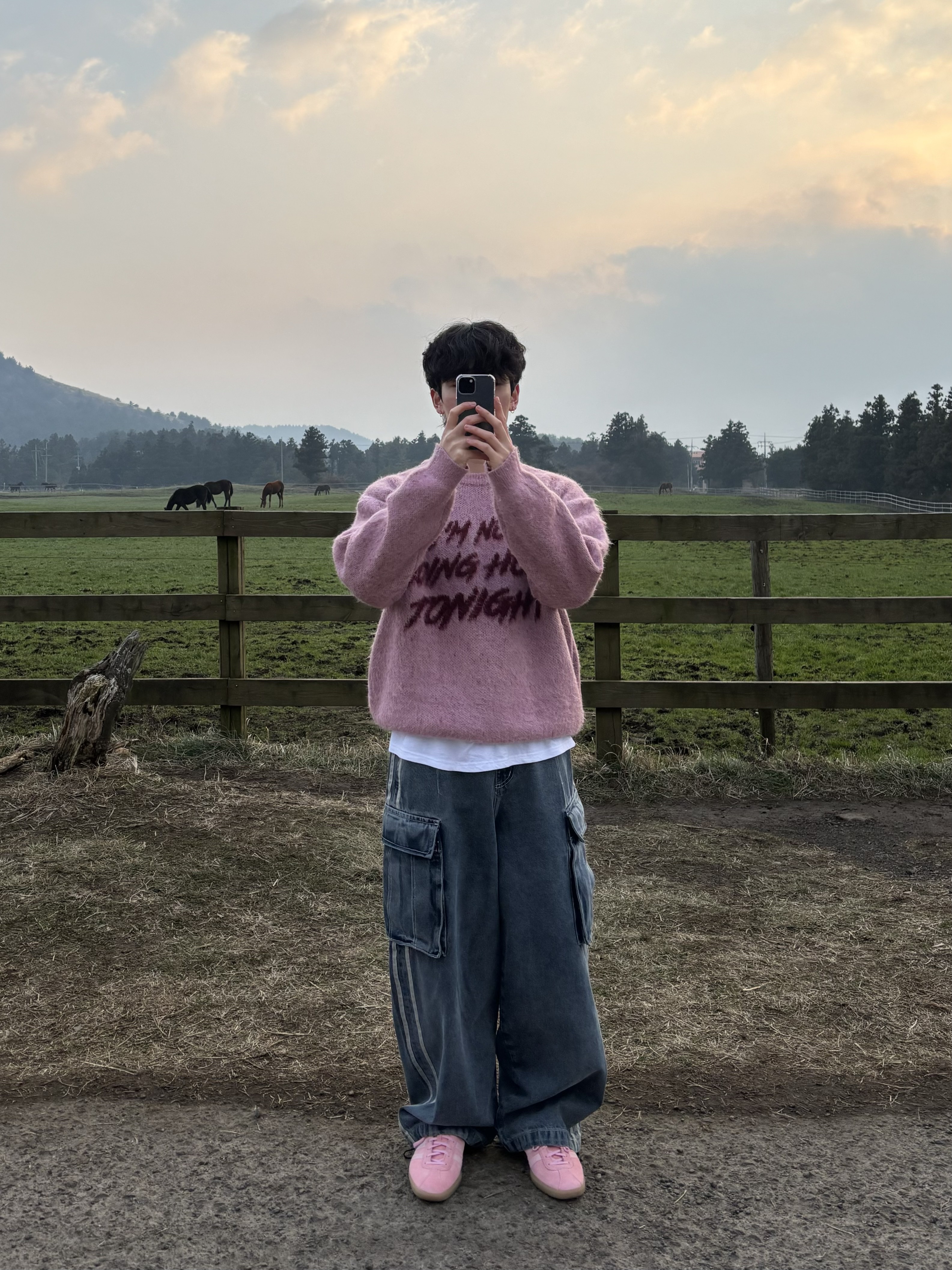 Adidas Bermuda Glow Pink 착용 스타일 - 2