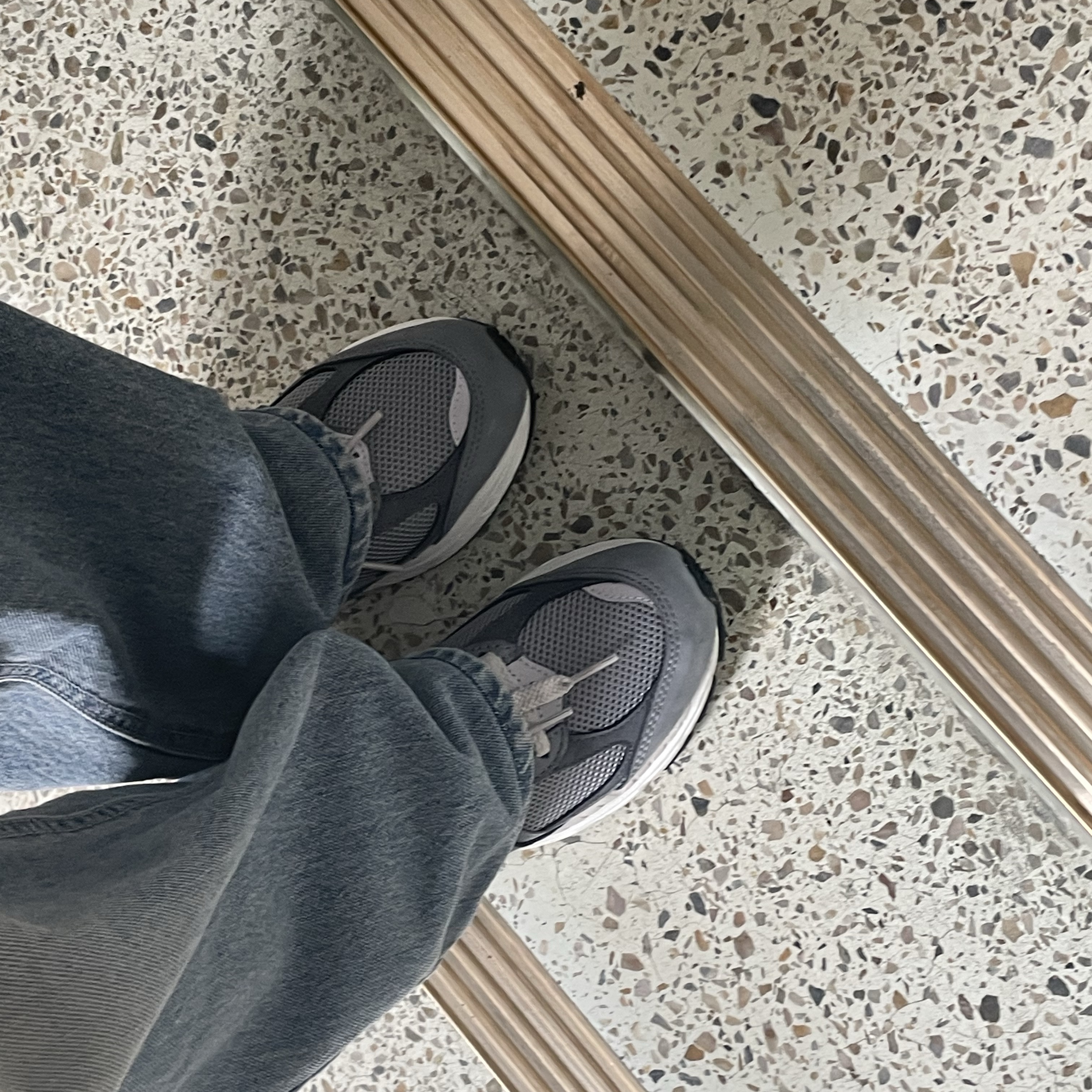 New Balance 2002R Premium Vintage Grey 착용 스타일