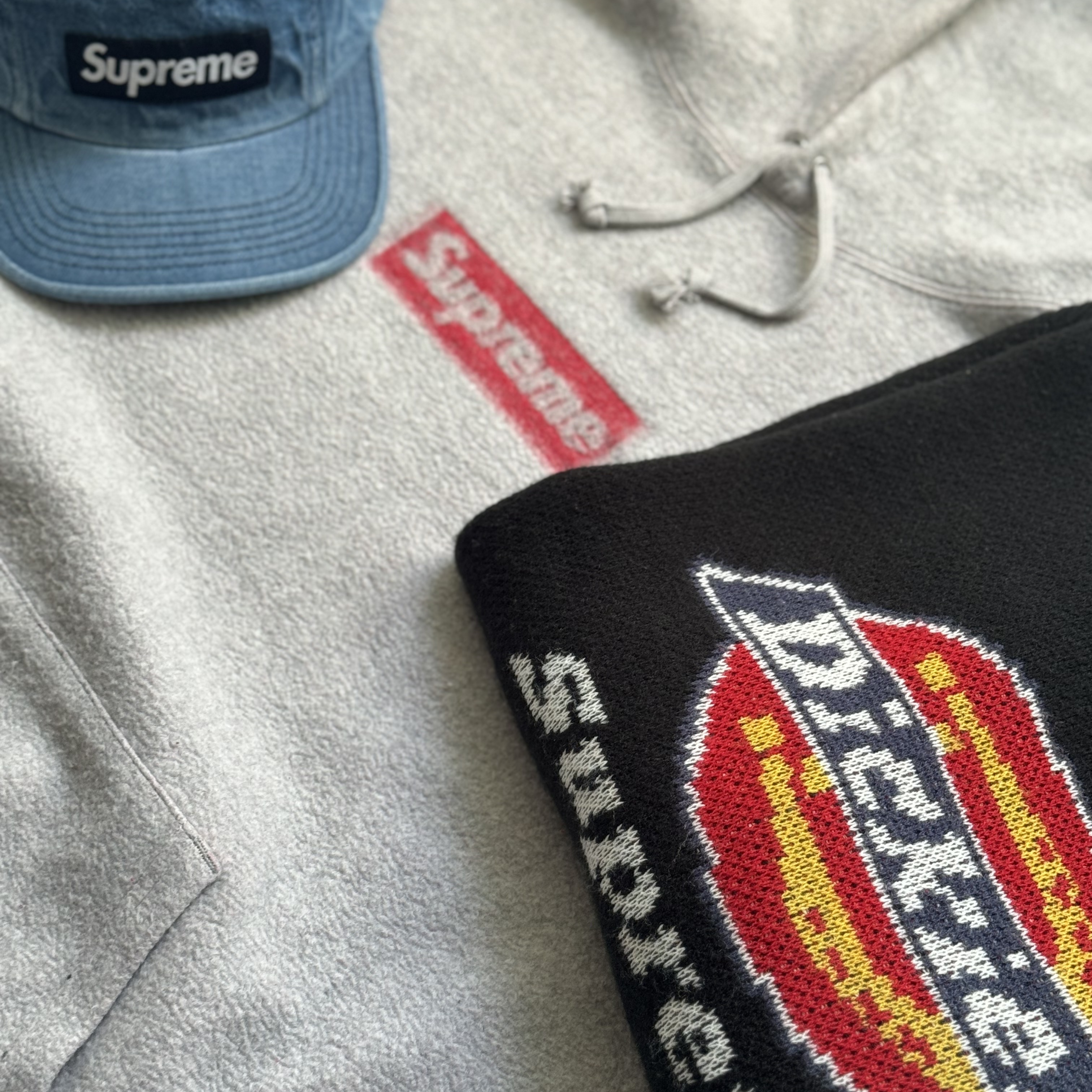 Supreme Inside Out Box Logo Hooded Sweatshirt Heather Grey - 23SS, Supreme Washed Chino Twill Camp Cap Denim - 23FW 착용 스타일 - 2