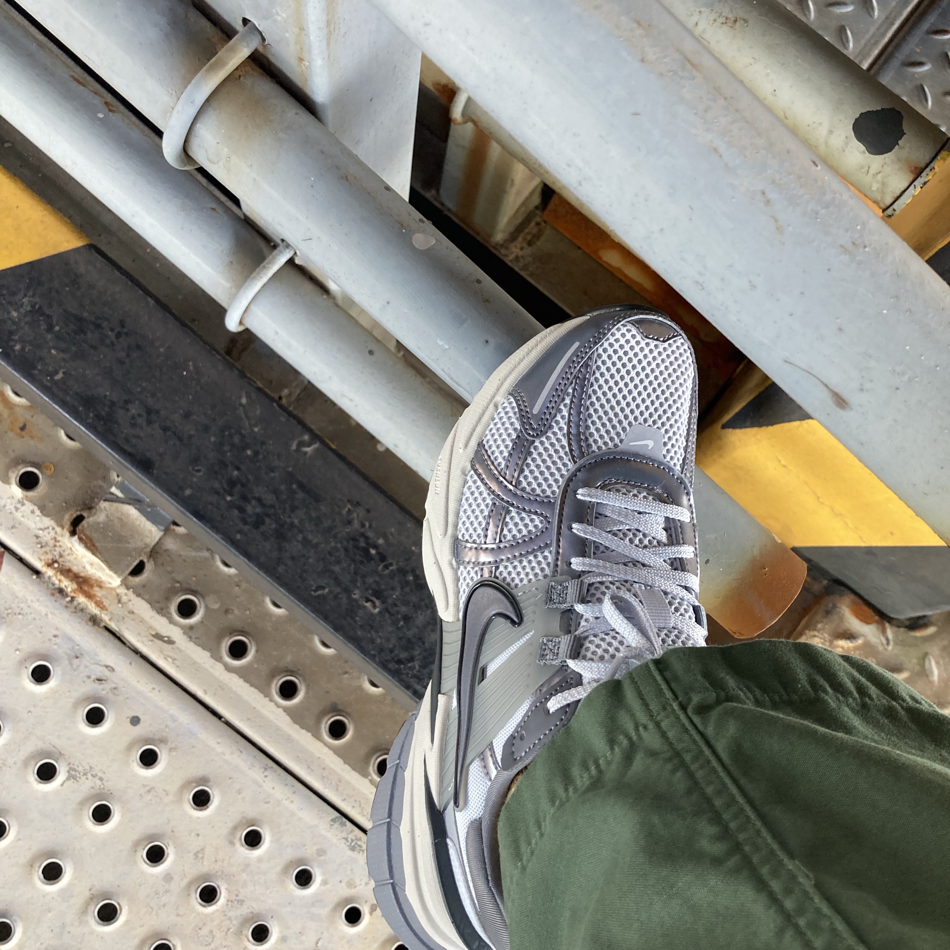 Nike V2K Run Pure Platinum Wolf Grey, (W) Nike Zoom Vomero 5 Cobblestone and Flat Pewter 착용 스타일 - 3