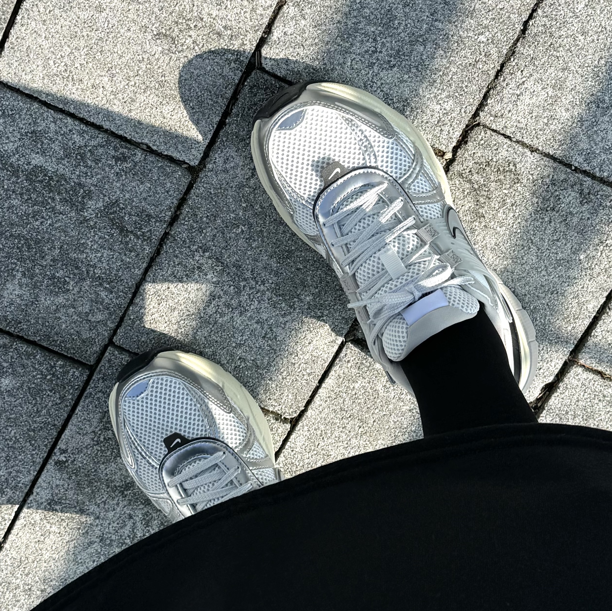 Nike V2K Run Summit White Metallic Silver 착용 스타일