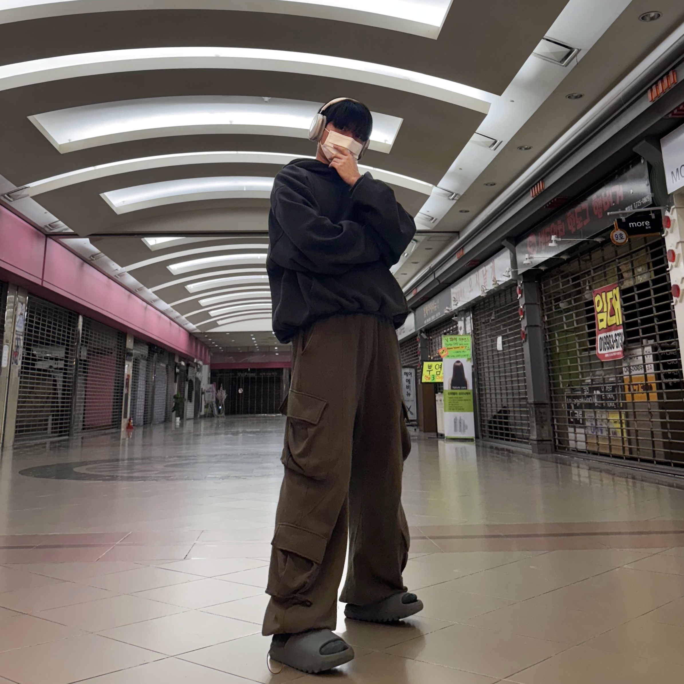 Yeezy Gap Engineered By Balenciaga Dove Hoodie Black, Adidas Yeezy Slide Granite 착용 스타일 - 1