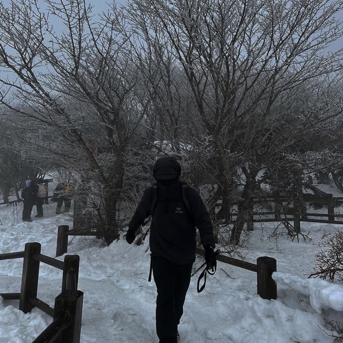 Arc'teryx Squamish Hoody Black 착용 스타일 - 1