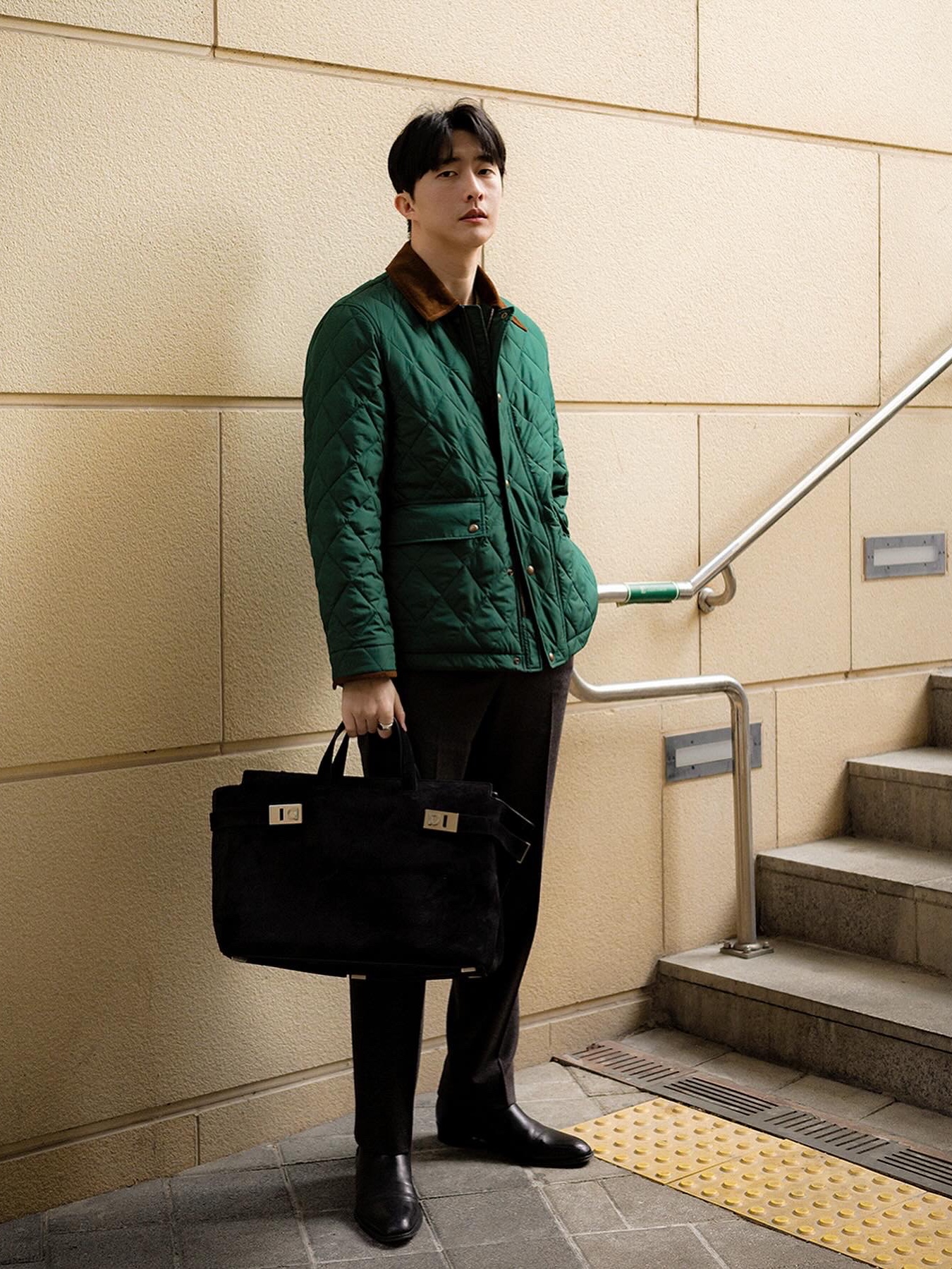 Saint Laurent Wyatt Chelsea Boots in Smooth Leather Black 착용 스타일 - 1