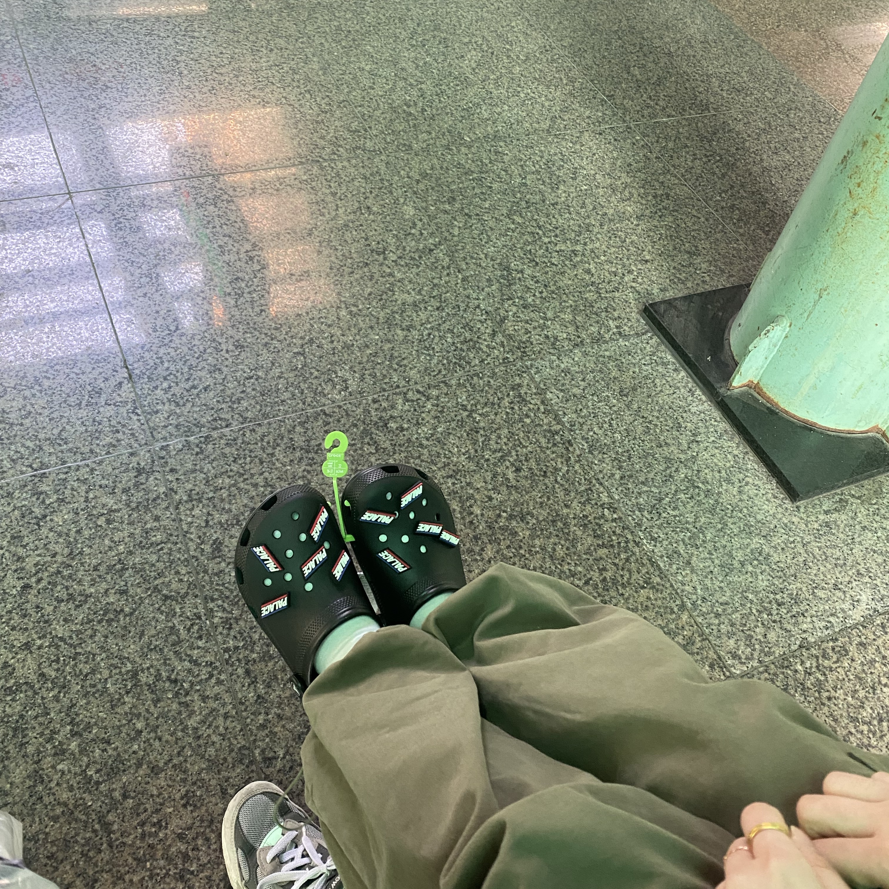 Crocs x Palace Classic Clog Black 착용 스타일