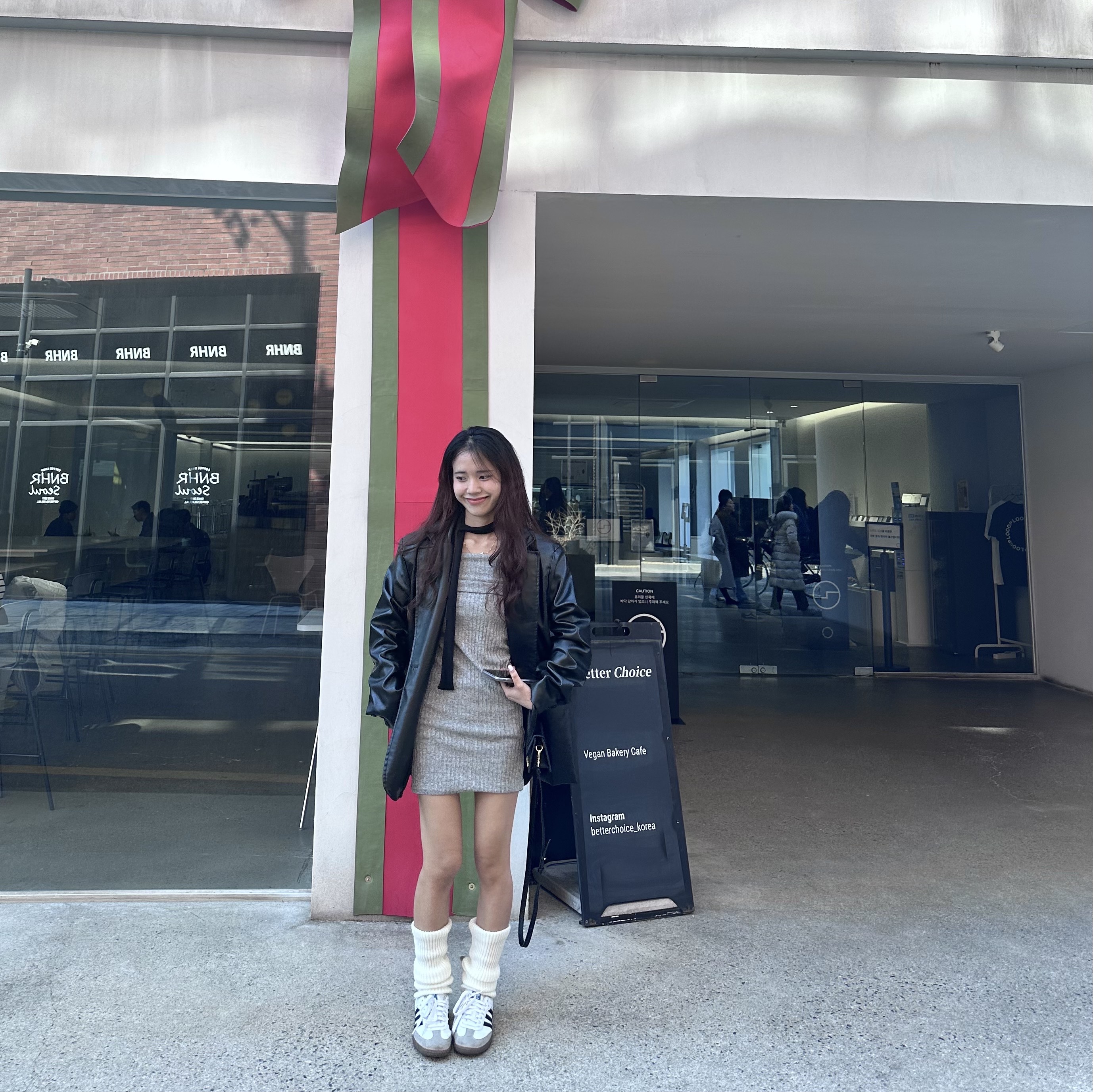 Adidas Samba Vegan White Black, Jacquemus Le Chiquito Signature Leather Mini Handbag Black 착용 스타일 - 4