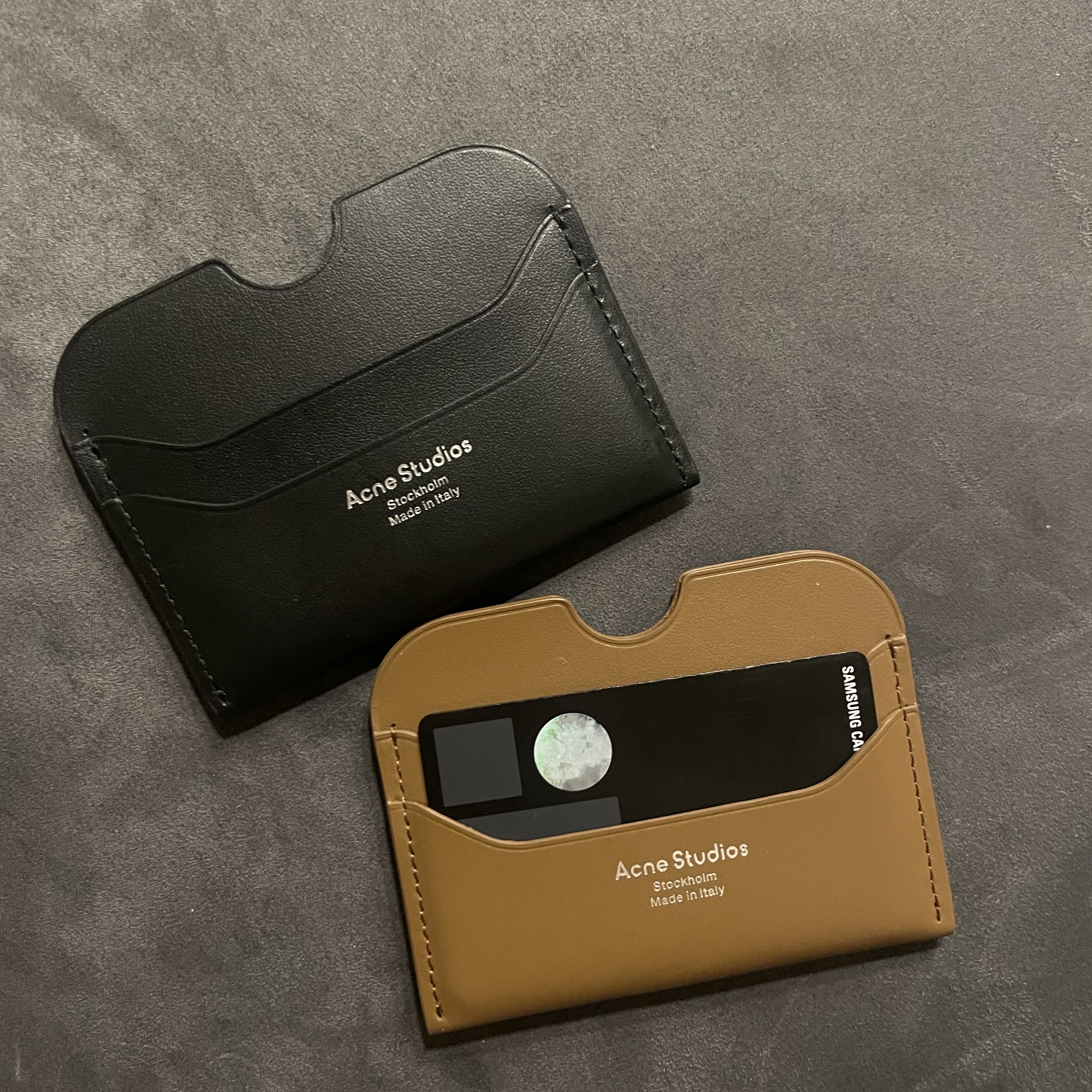 Acne Studios Elmas Large Card Holder Black, Acne Studios Elmas Large Card Holder Camel Brown 착용 스타일