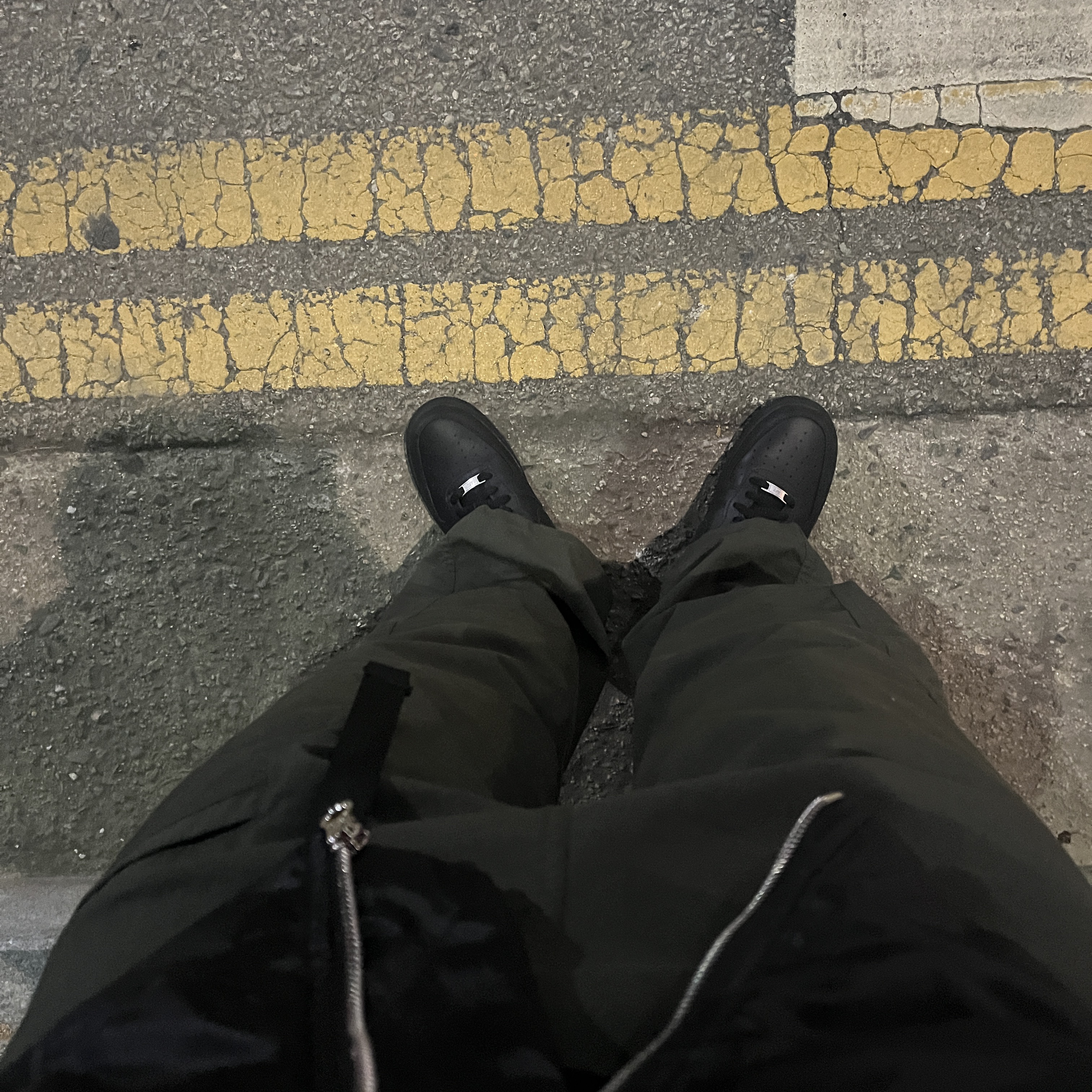 Nike Air Force 1 '07 Low Triple Black 착용 스타일