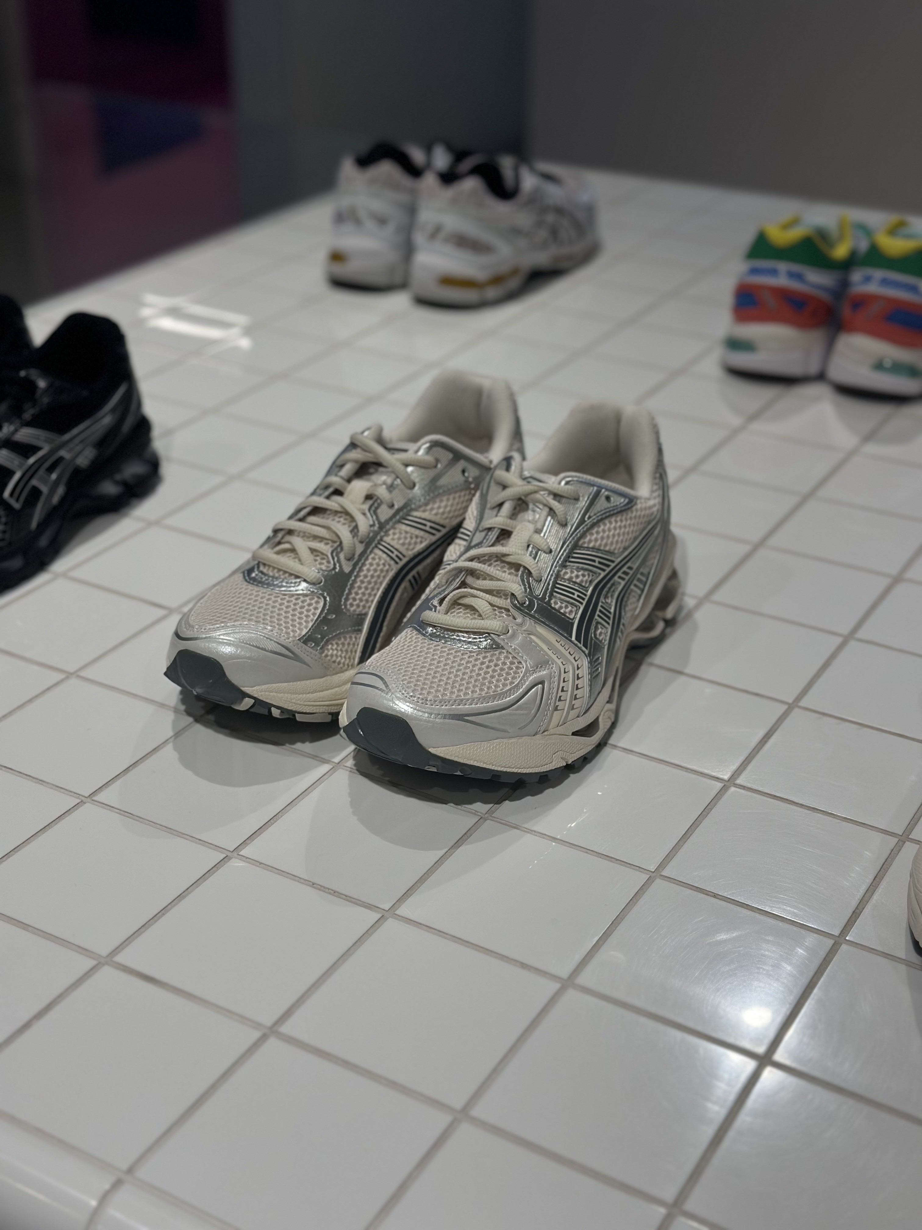 Asics Gel-Kayano 14 Birch Dark Pewter 착용 스타일 - 4