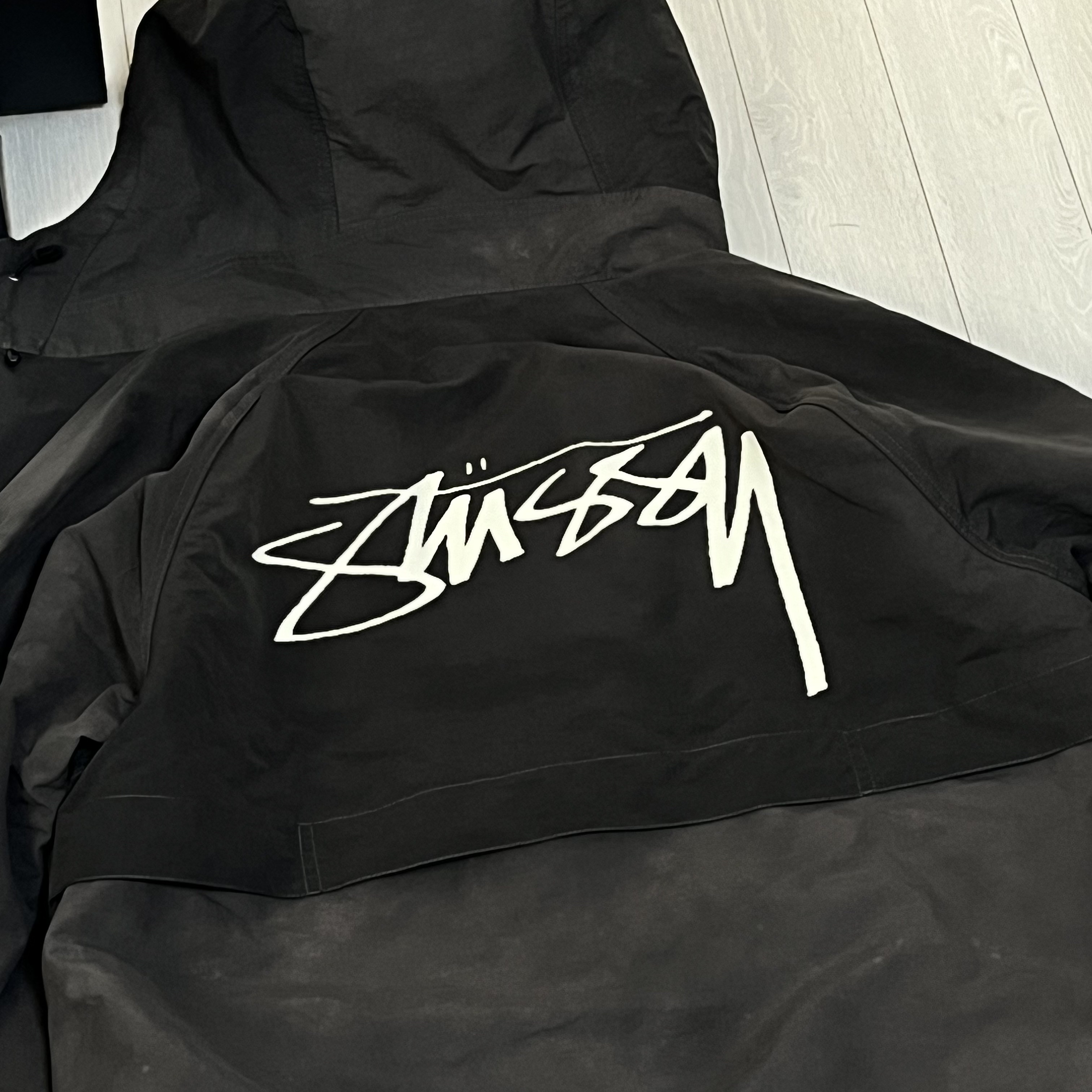 Stussy Wave Dye Beach Shell Jacket Black 착용 스타일 - 2
