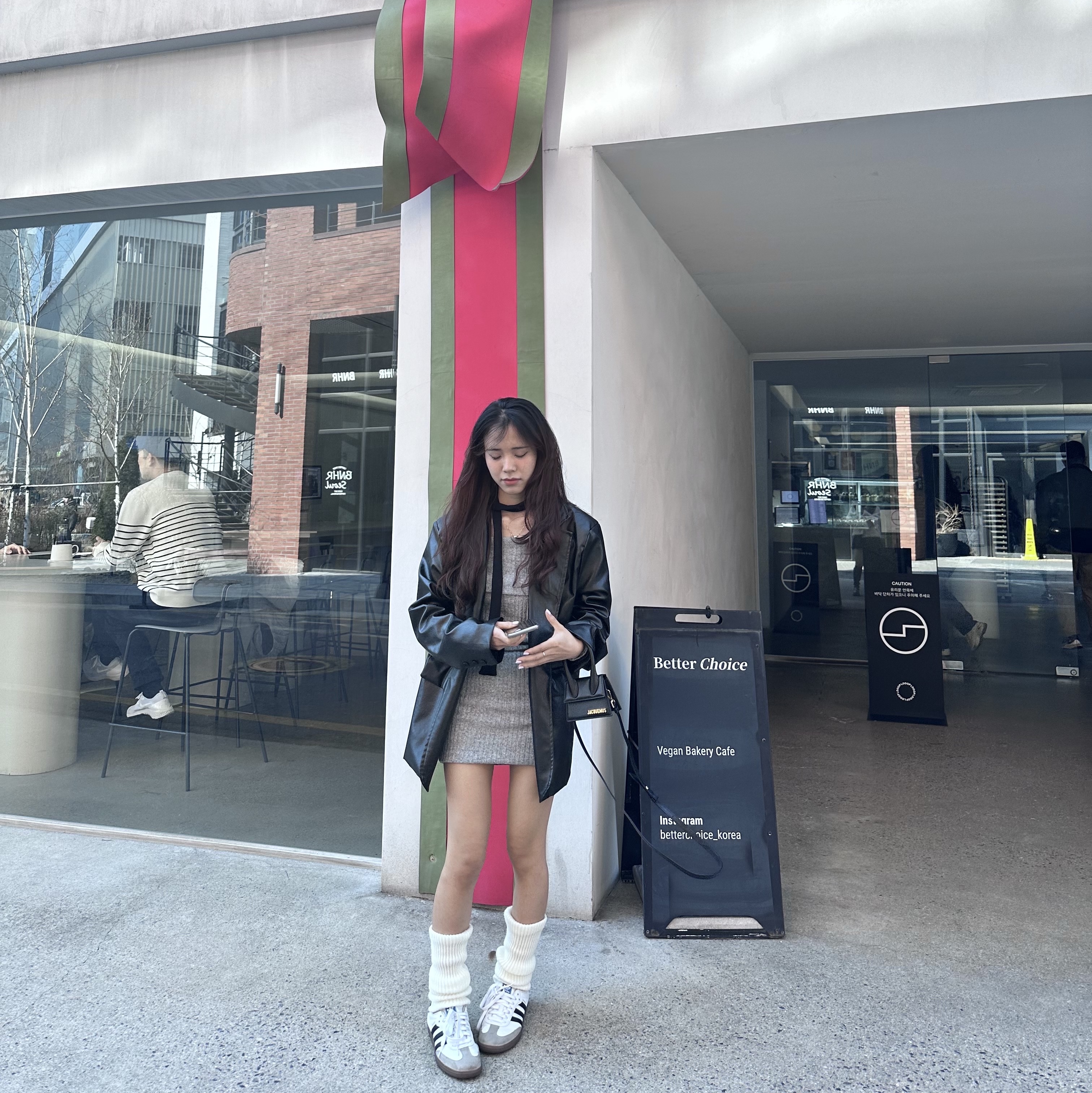 Adidas Samba Vegan White Black, Jacquemus Le Chiquito Signature Leather Mini Handbag Black 착용 스타일 - 2