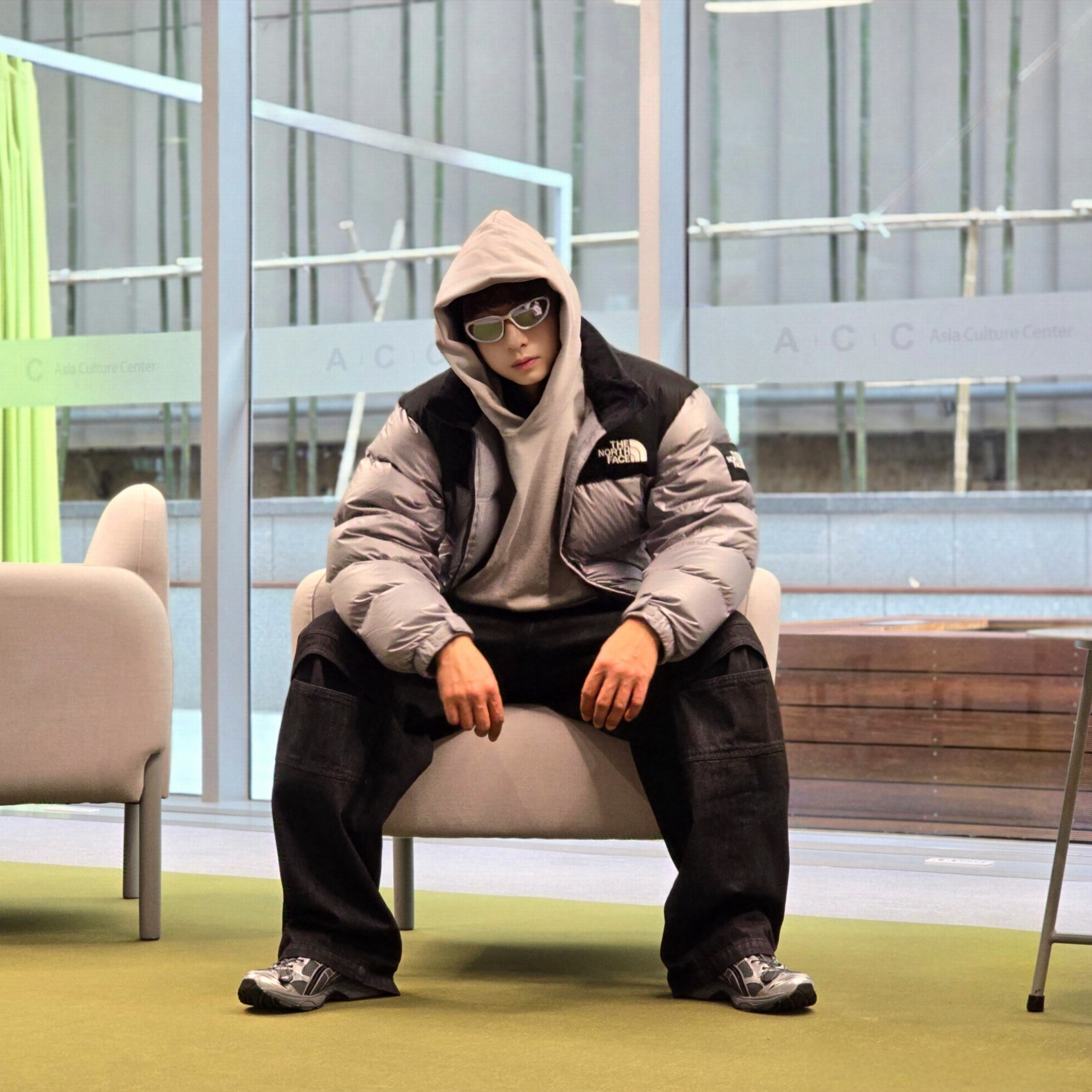 Asics x Unaffected Gel-Kayano 14 Silver Moon, The North Face White Label Novelty Nuptse Down Jacket Heather Gray 착용 스타일 - 1