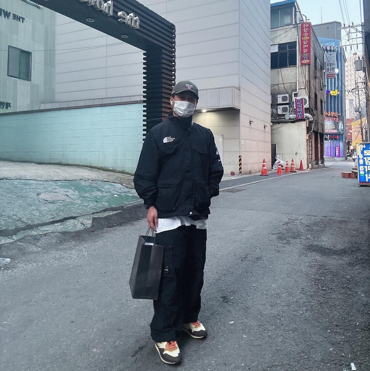 Nike x Travis Scott Air Max 1 Cact.us Brown, Supreme x The North Face Trekking Convertible Jacket Black - 22SS 착용 스타일