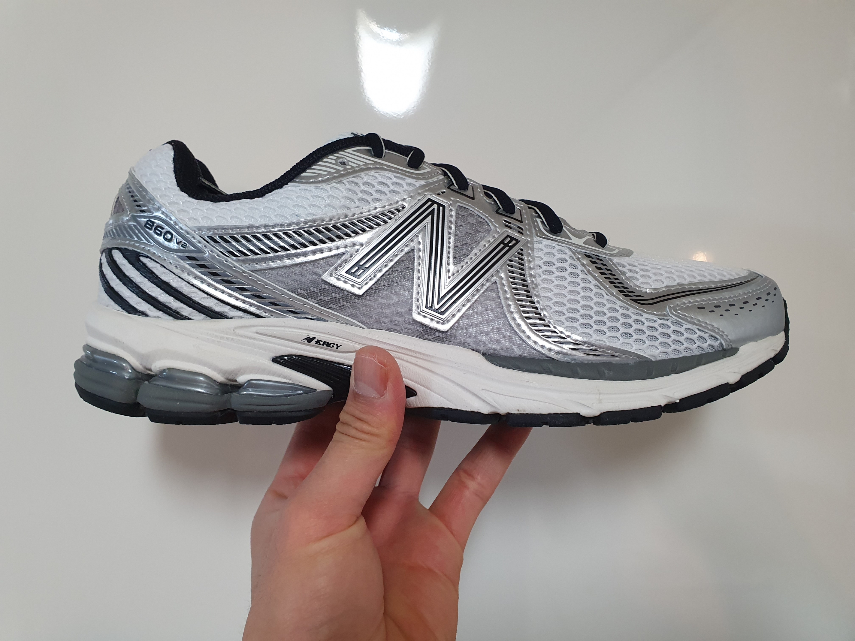 New Balance 860v2 Optic White 착용 스타일