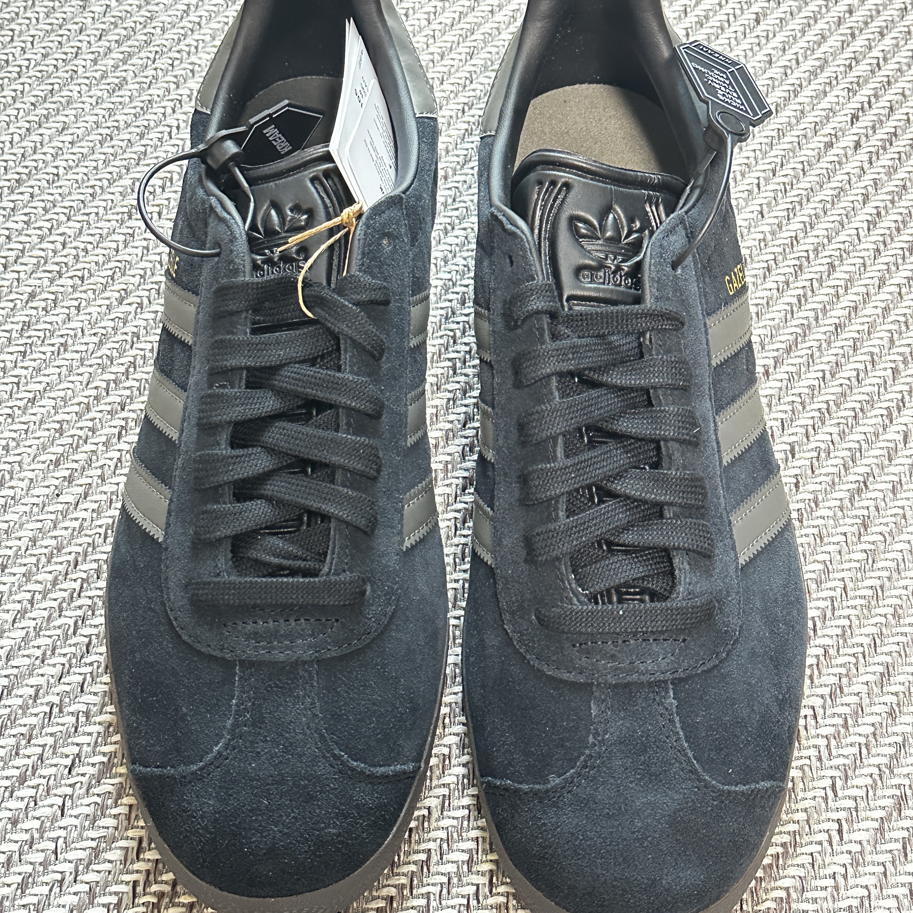 Adidas Gazelle Core Black Gold Metallic Gum 착용 스타일 - 3