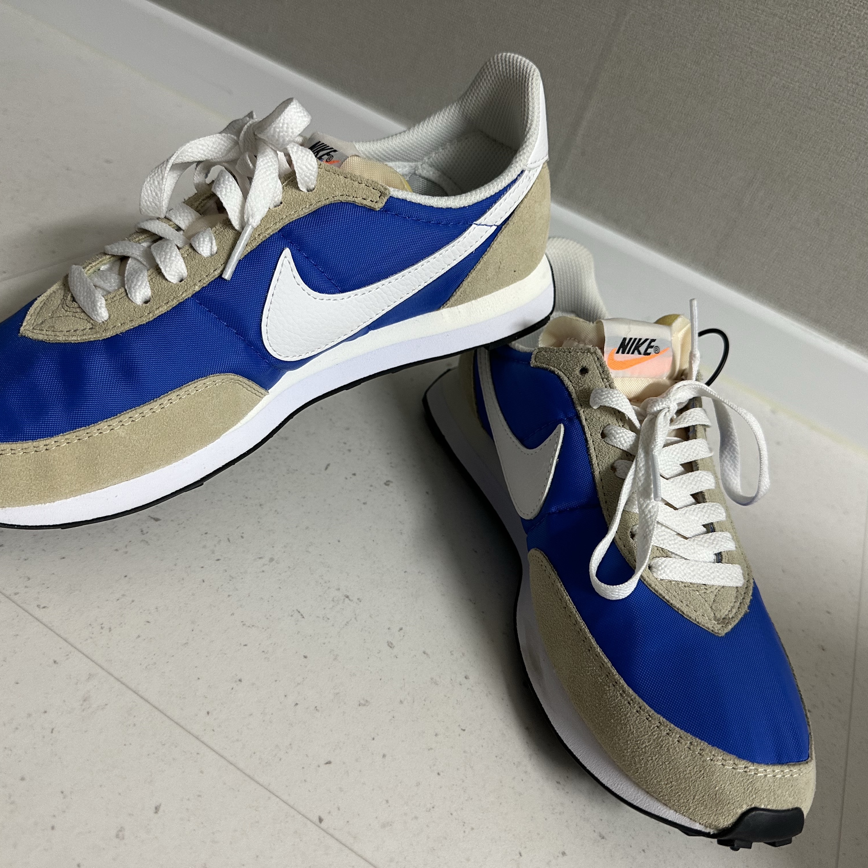 Nike Waffle Trainer 2 Hyper Royal Rattan 착용 스타일