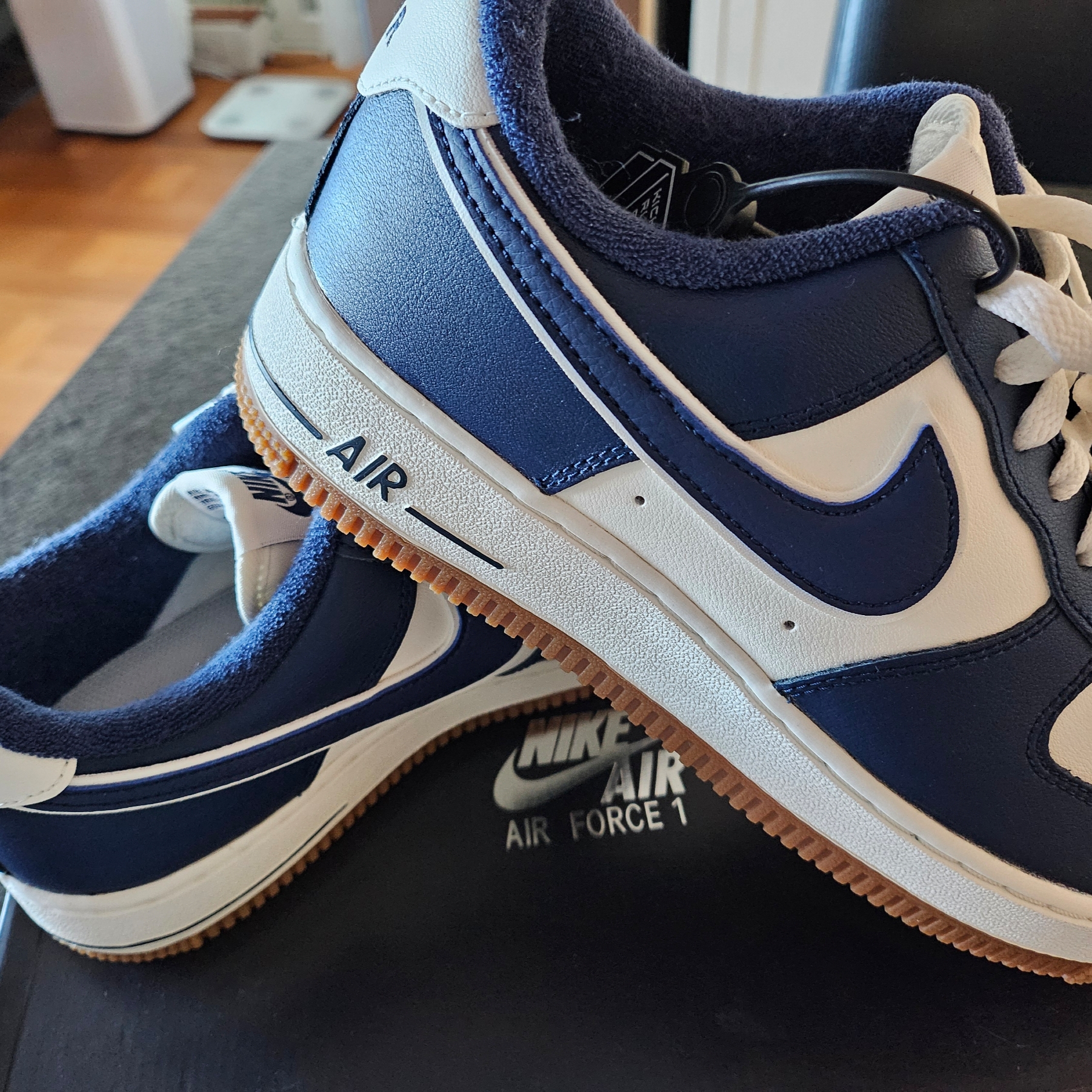 Nike Air Force 1 '07 LV8 Midnight Navy 착용 스타일 - 2