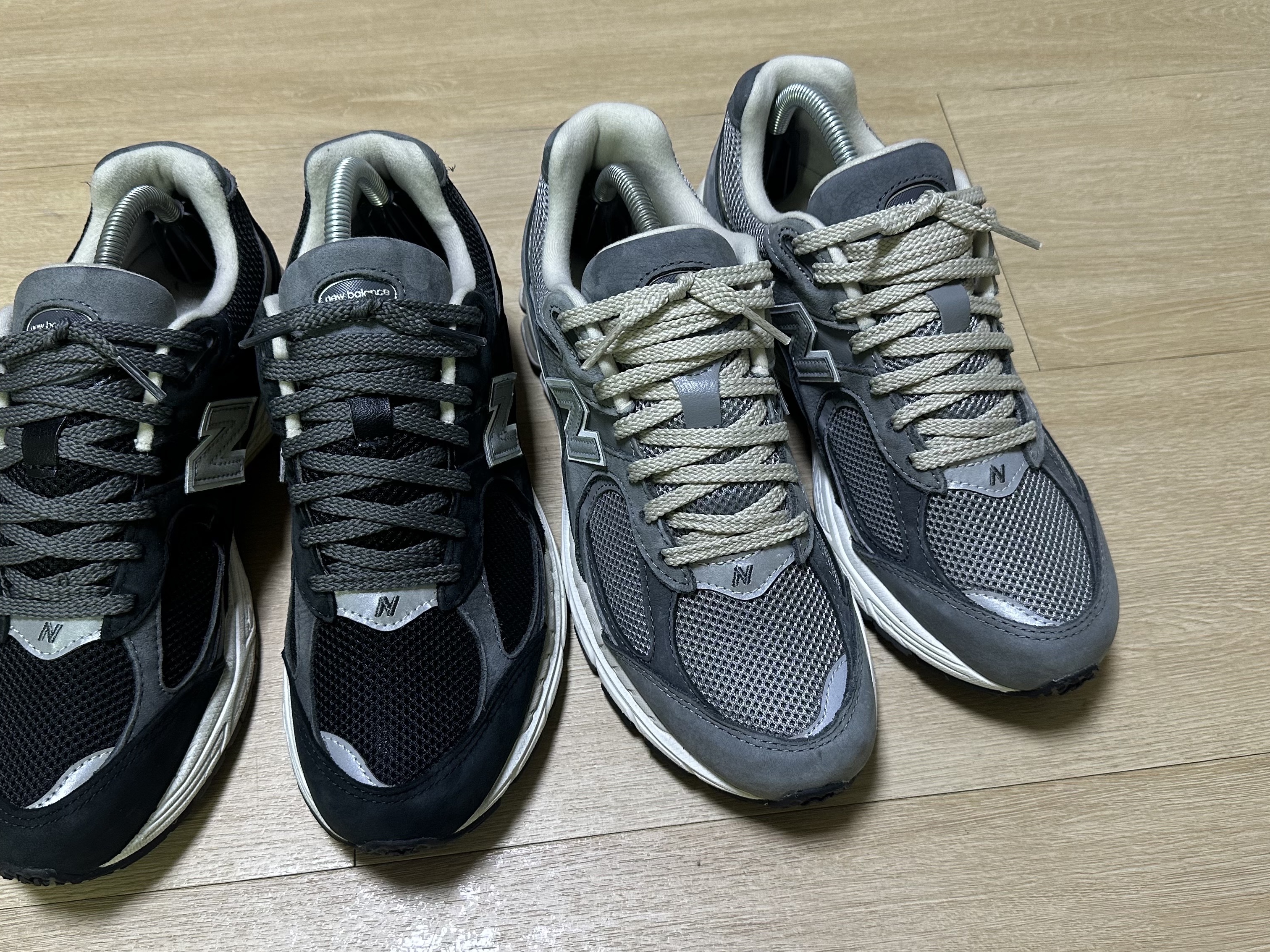 New Balance 2002R Premium Vintage Grey, New Balance 2002R Premium Vintage Black 착용 스타일 - 2