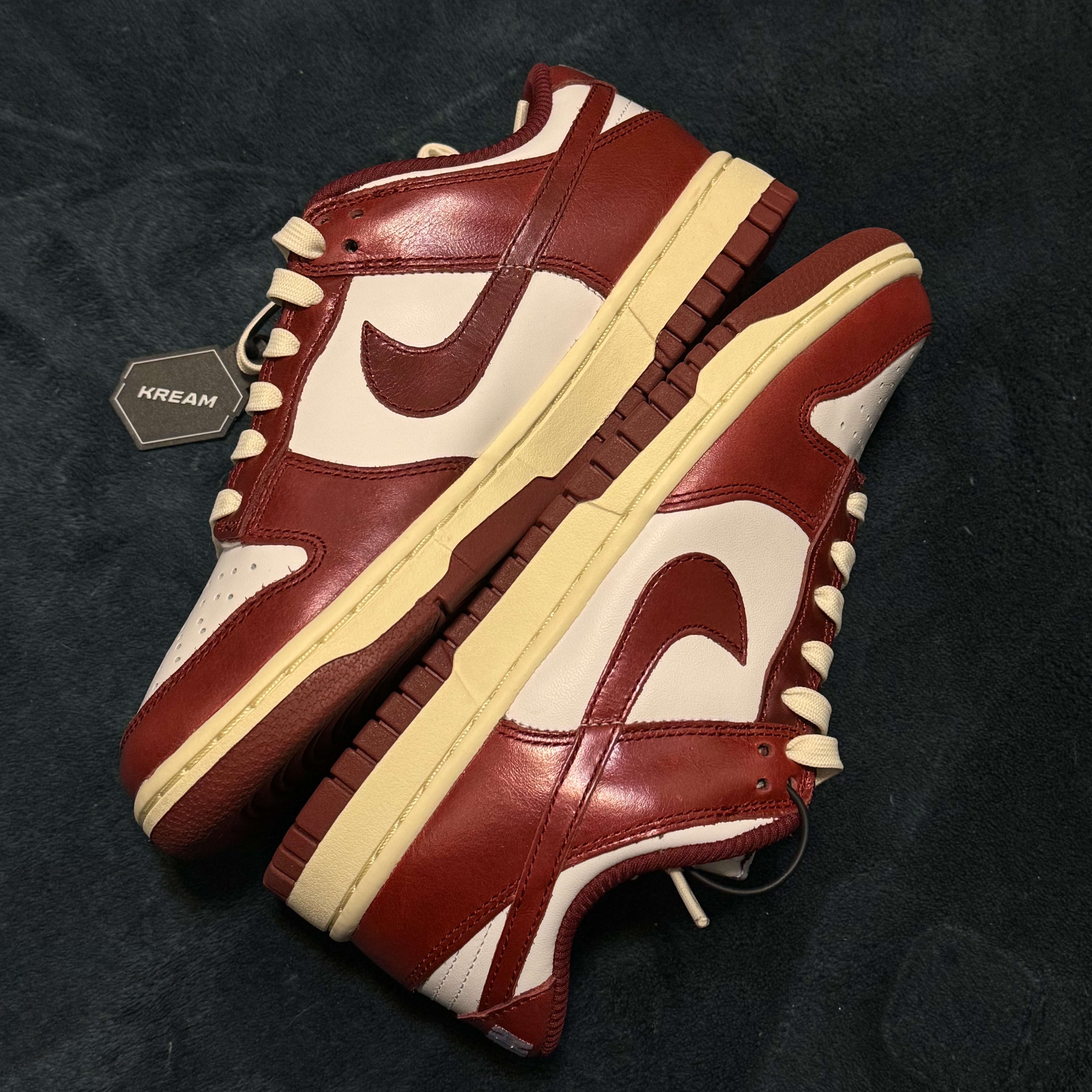 (W) Nike Dunk Low Retro PRM Team Red and White 착용 스타일 - 2
