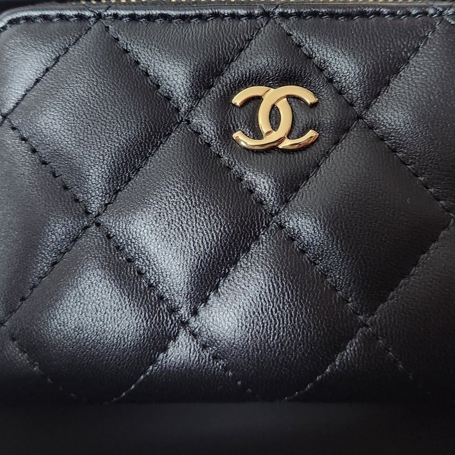 Chanel Classic Zipped Coin Purse Lambskin & Gold Black 착용 스타일