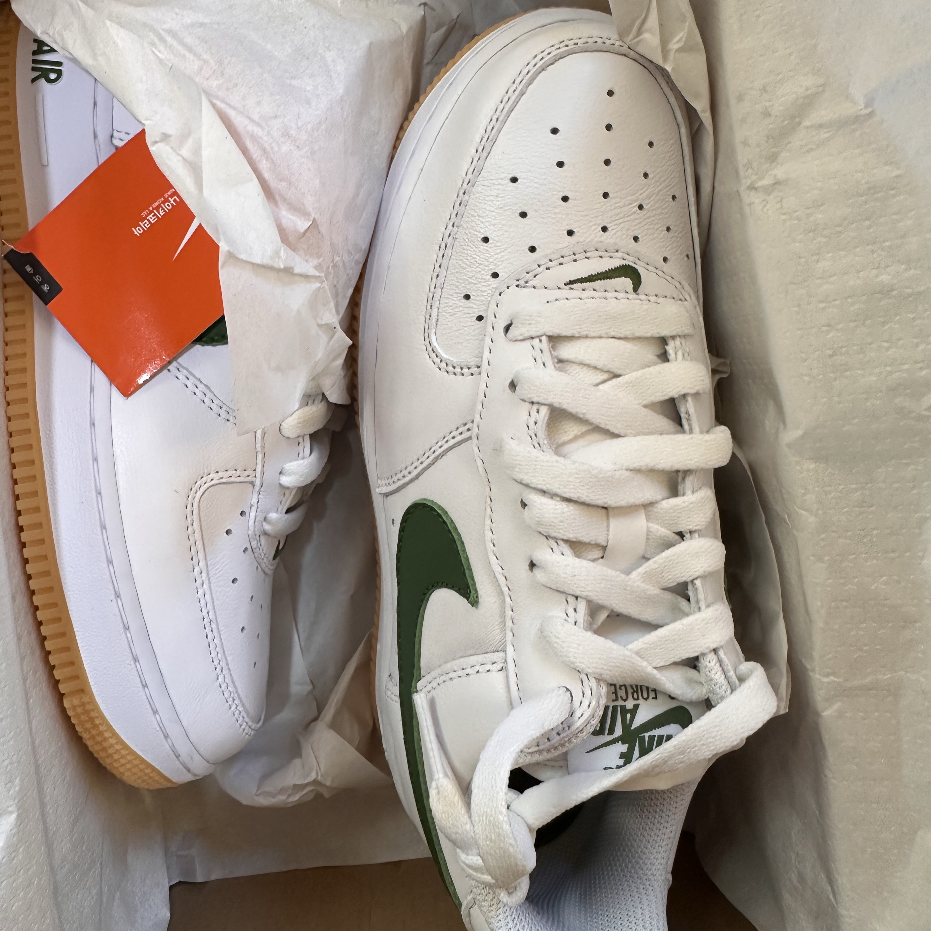 Nike Air Force 1 Low Retro Color of the Month White Forest Green 착용 스타일 - 1