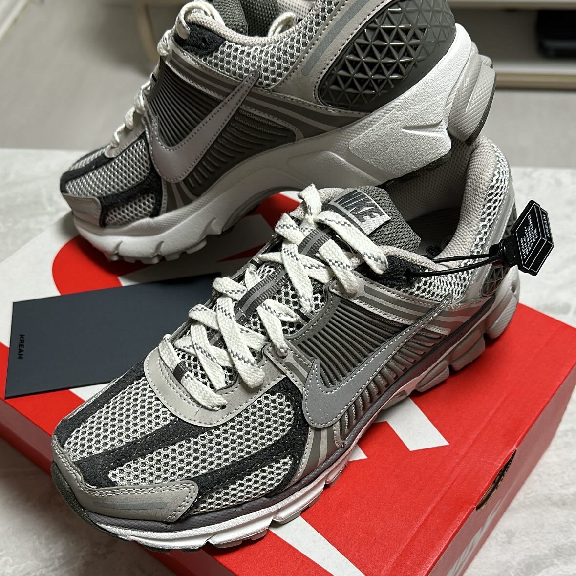 Nike Zoom Vomero 5 PRM Light Iron Ore and Flat Fewter 착용 스타일