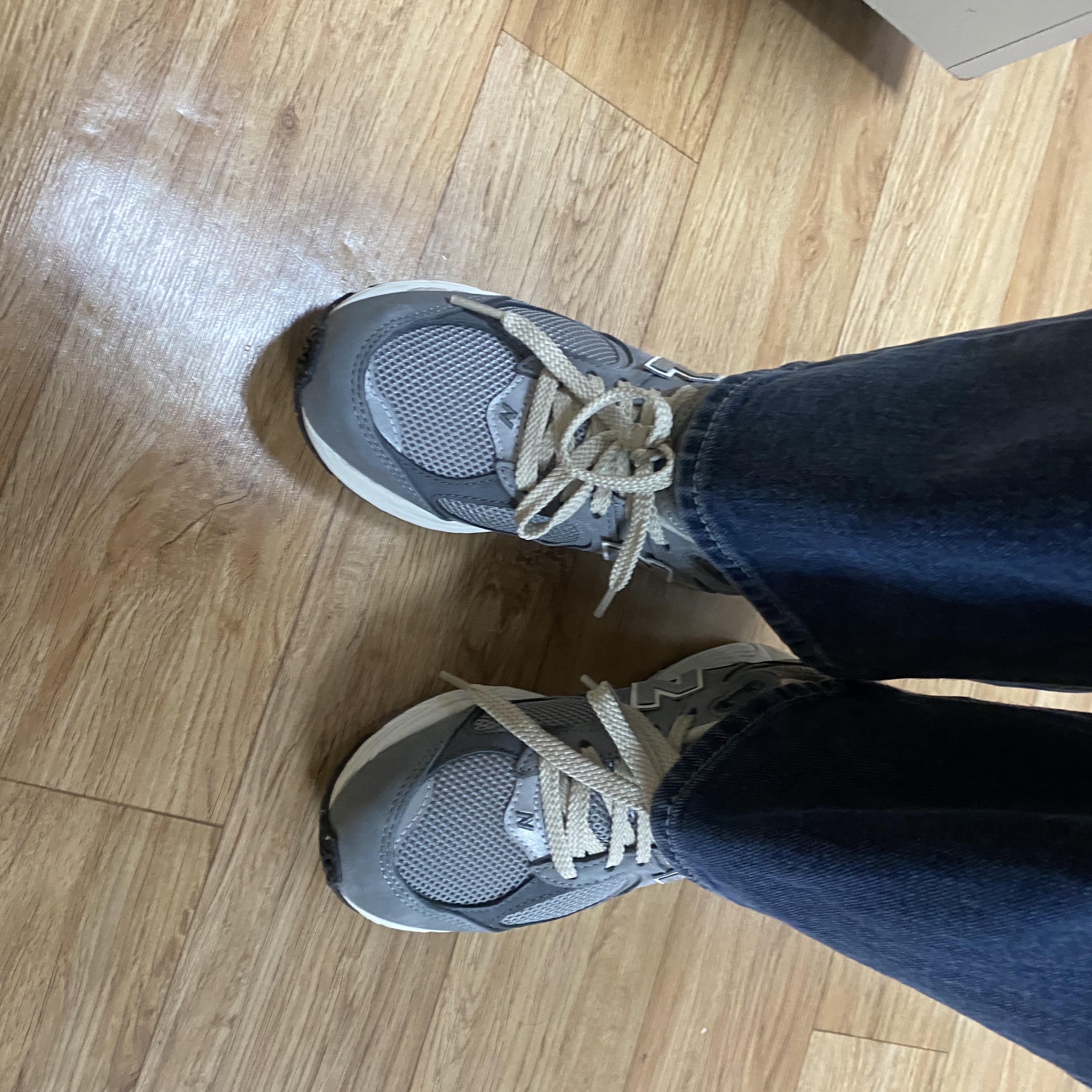 New Balance 2002R Premium Vintage Grey 착용 스타일 - 1