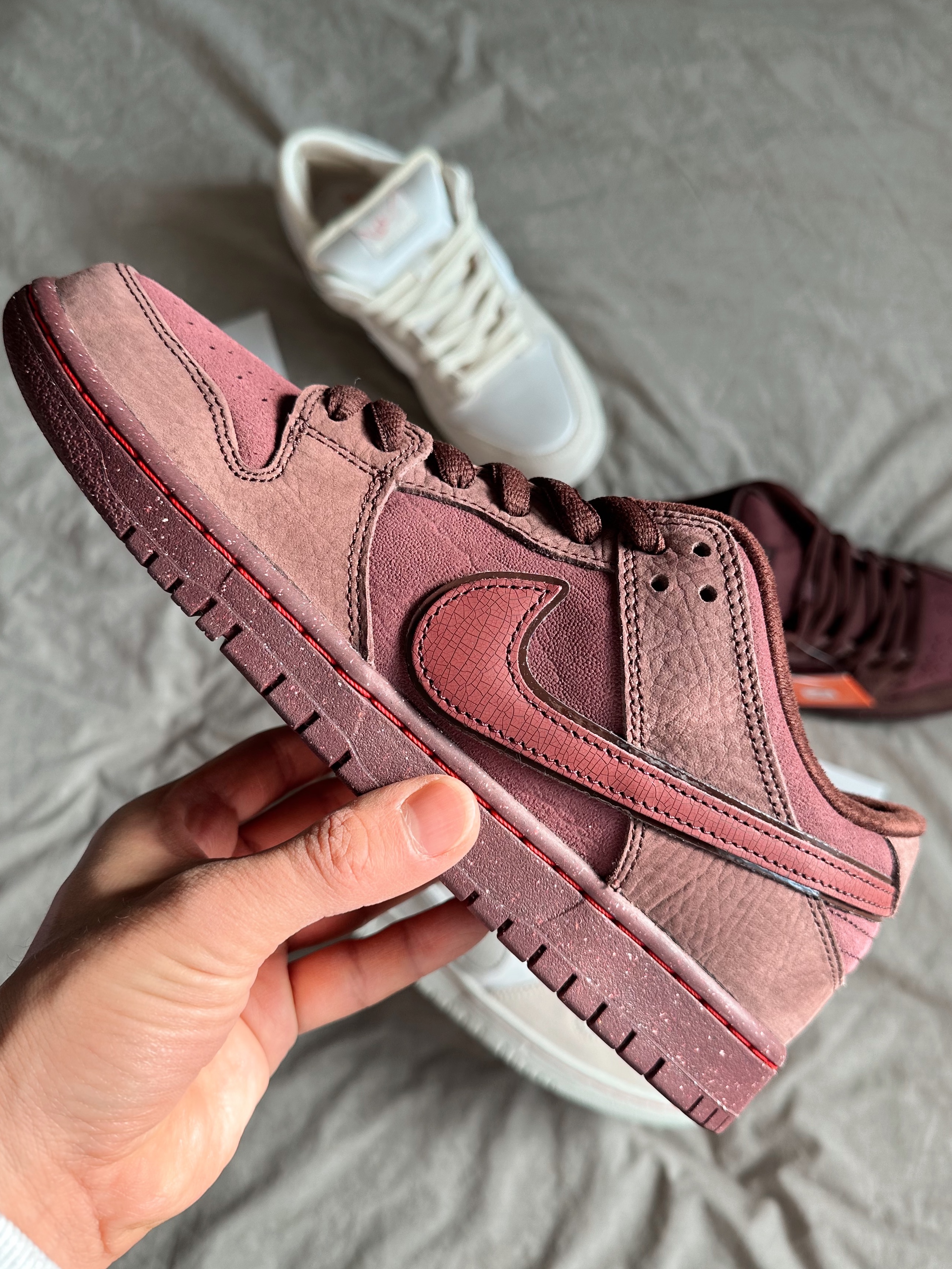 Nike SB Dunk Low PRM Burgundy Crush 착용 스타일 - 2