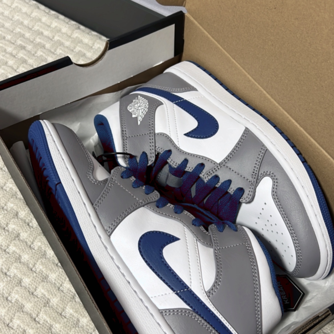 Jordan 1 Mid Cement Grey True Blue 착용 스타일 - 2