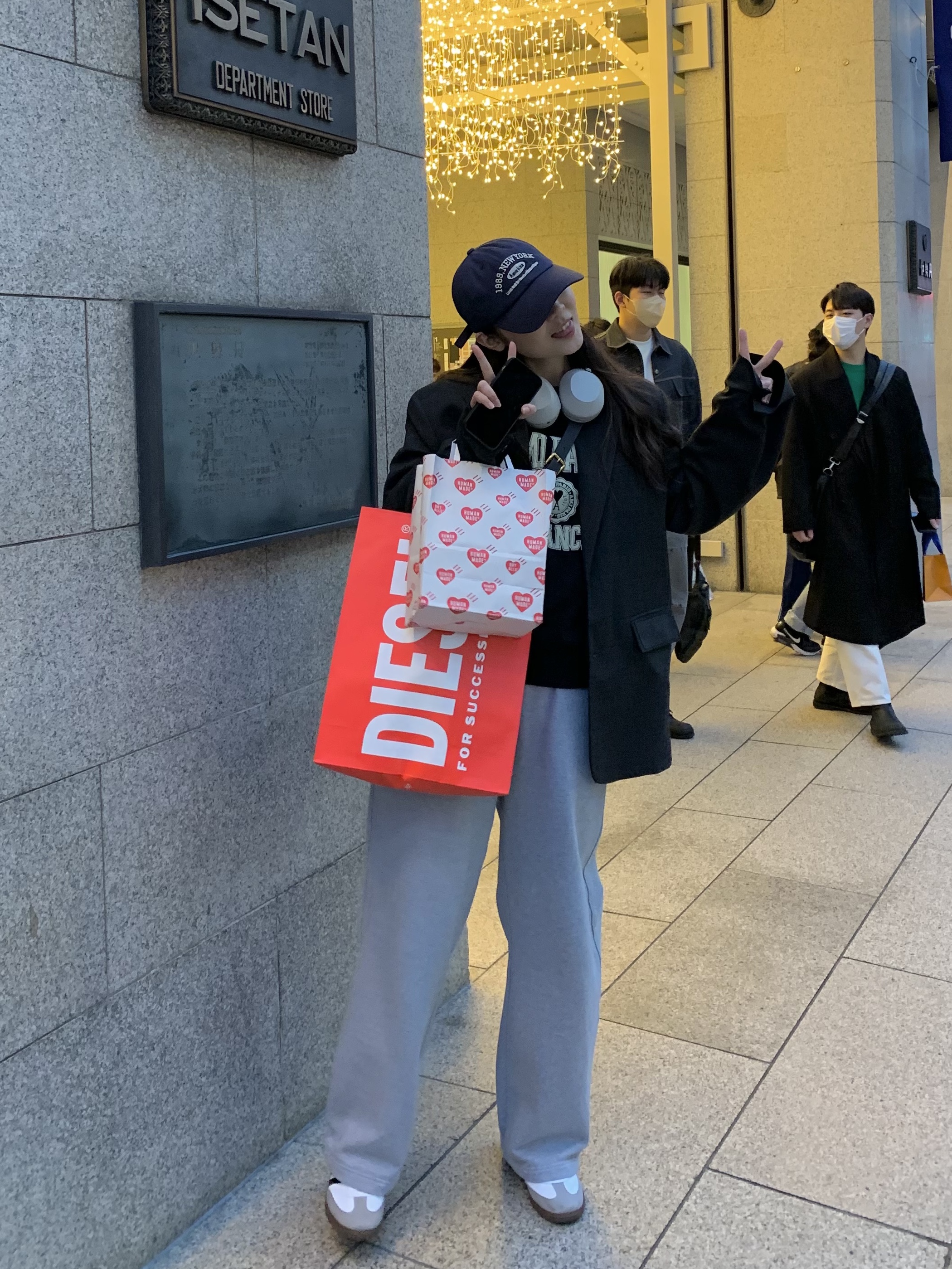 AMI Paris France Sweatshirt Black, Adidas Samba Vegan White Black 착용 스타일