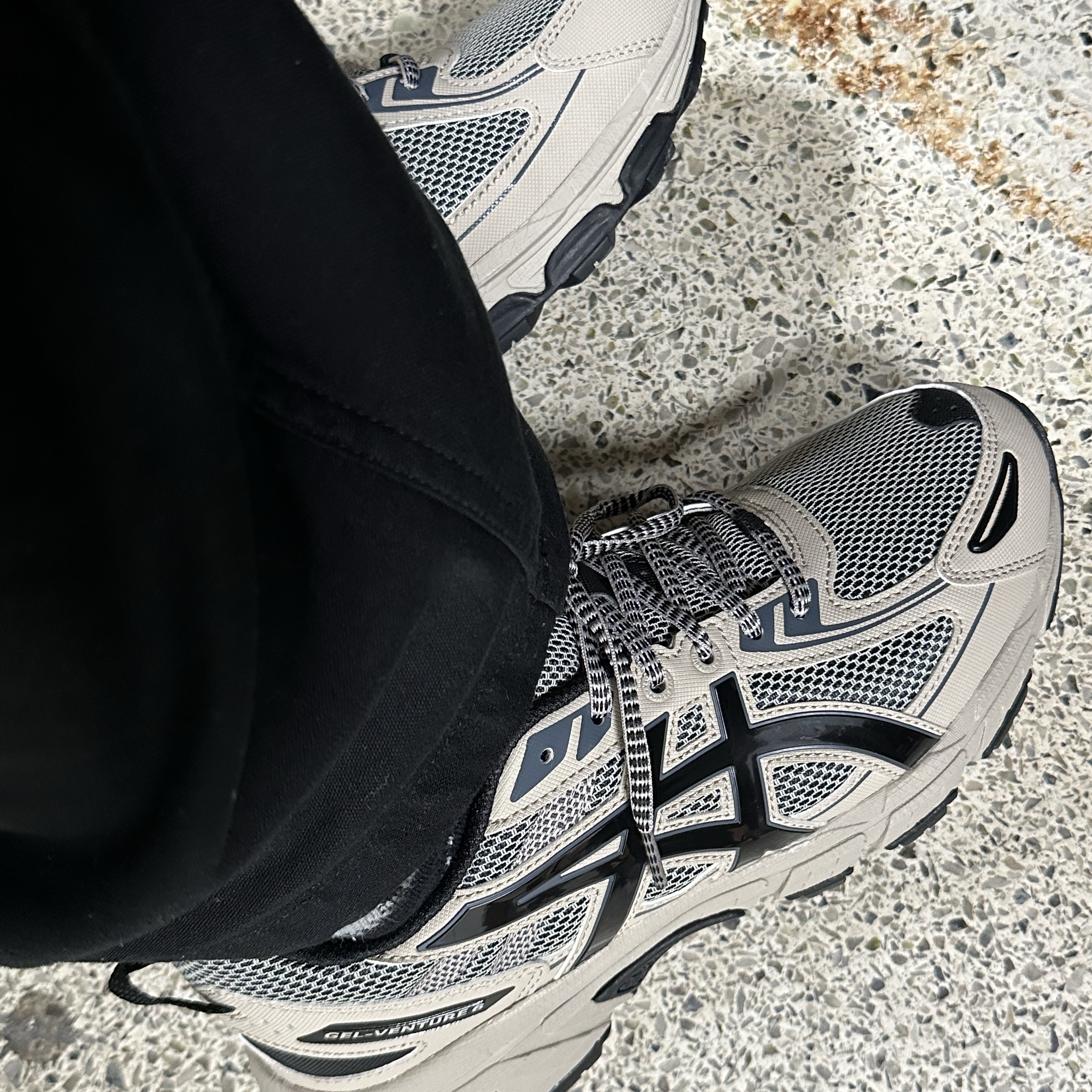 Asics Gel-Venture 6 Feather Grey Black 착용 스타일 - 3