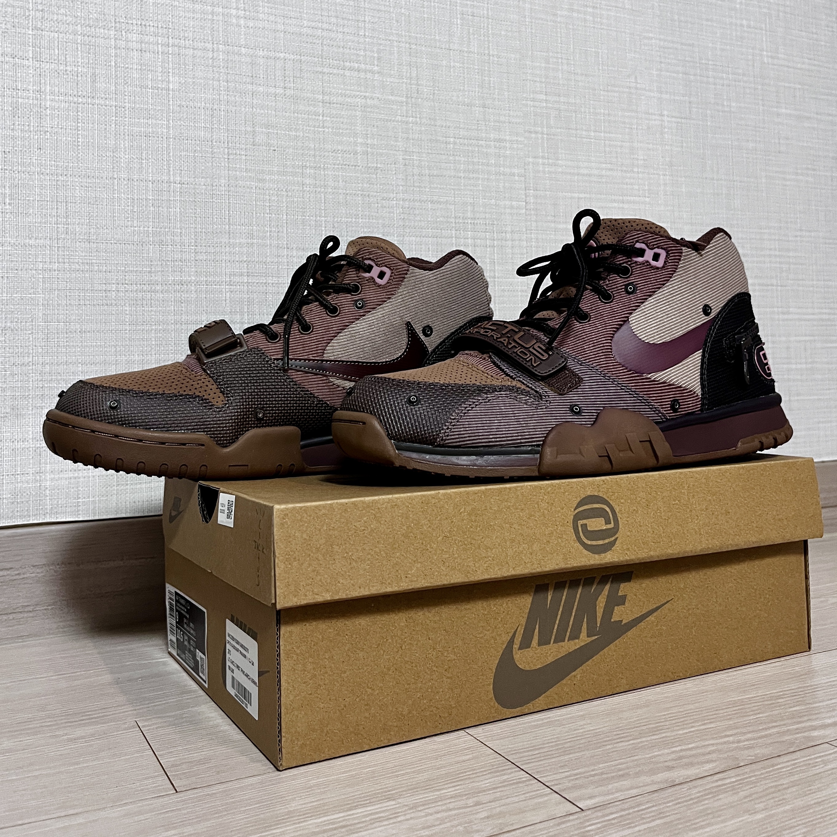 Nike x Travis Scott Air Trainer 1 Archaeo Brown and Rust Pink 착용 스타일