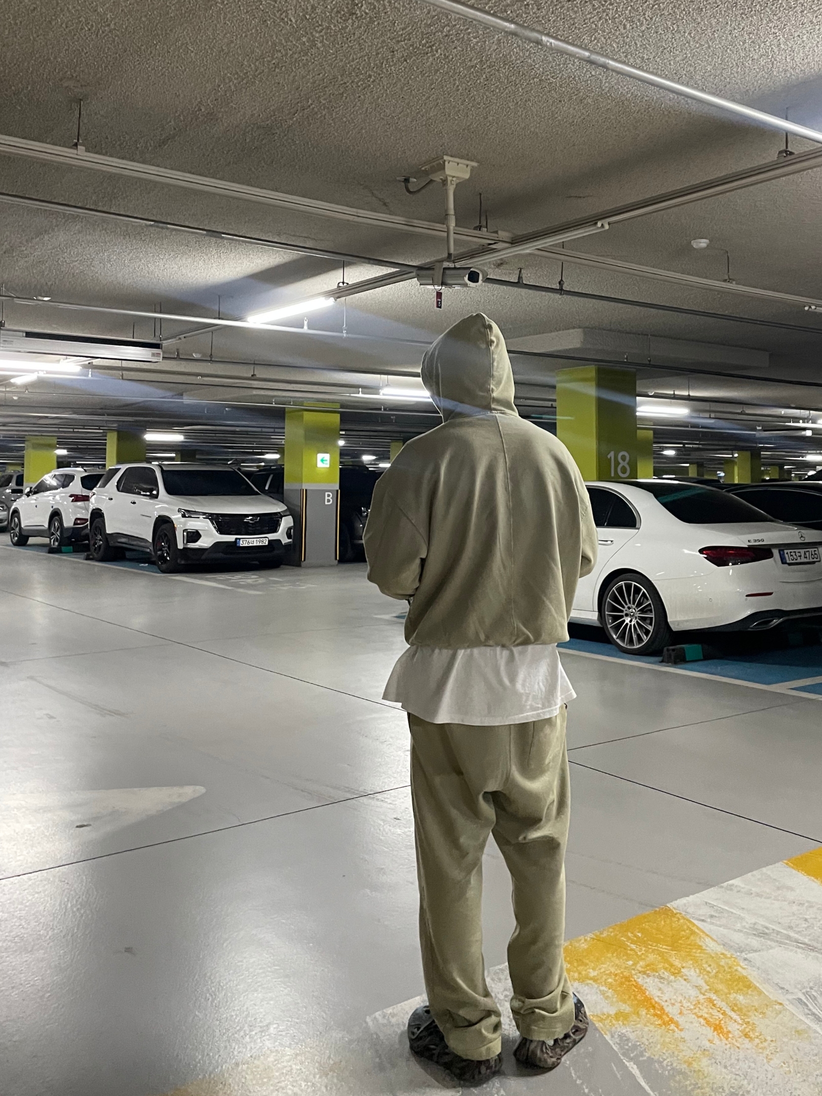 Adidas Yeezy Foam RNNR MX Cinder 착용 스타일 - 2