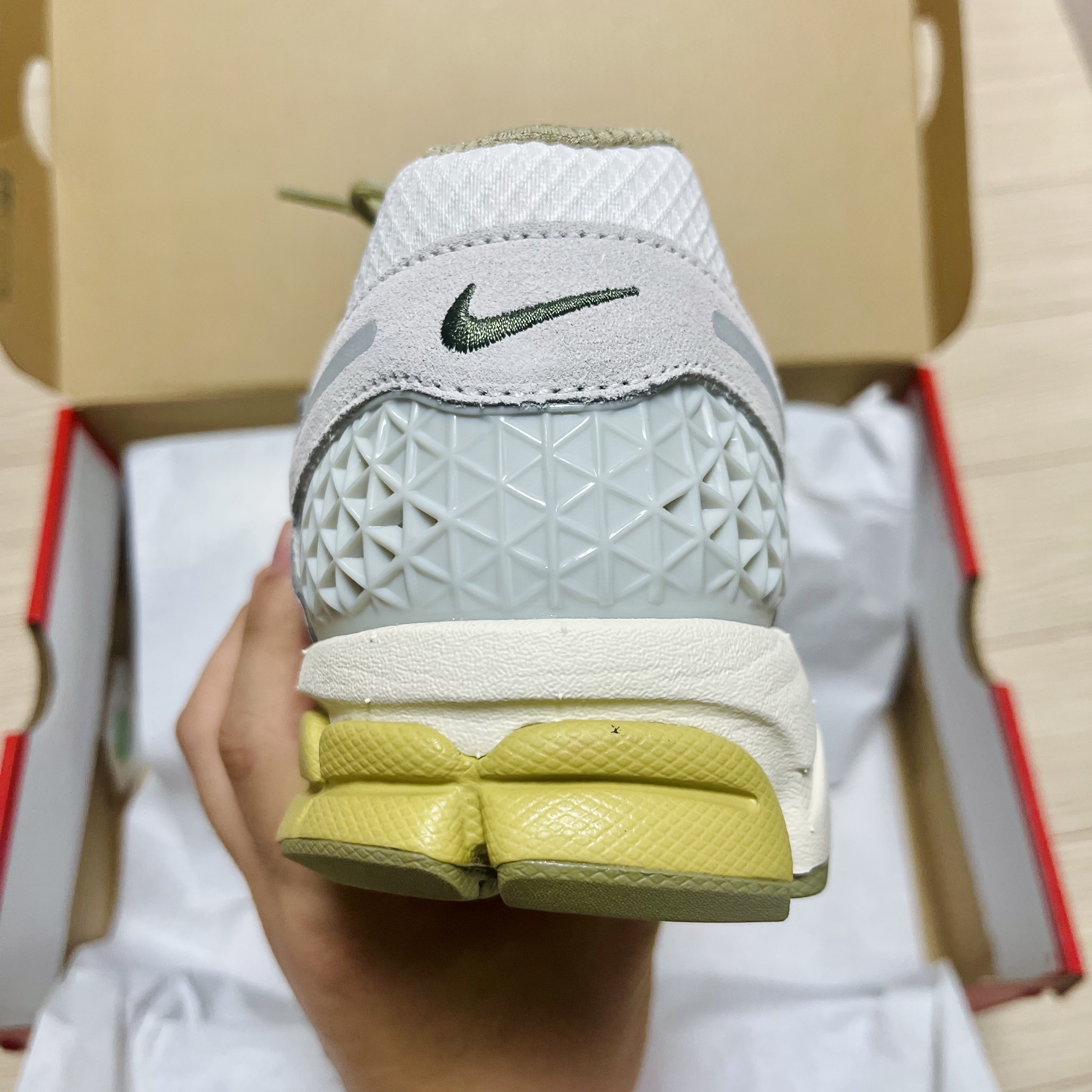 Nike Zoom Vomero 5 Light Bone and Phantom 착용 스타일 - 3