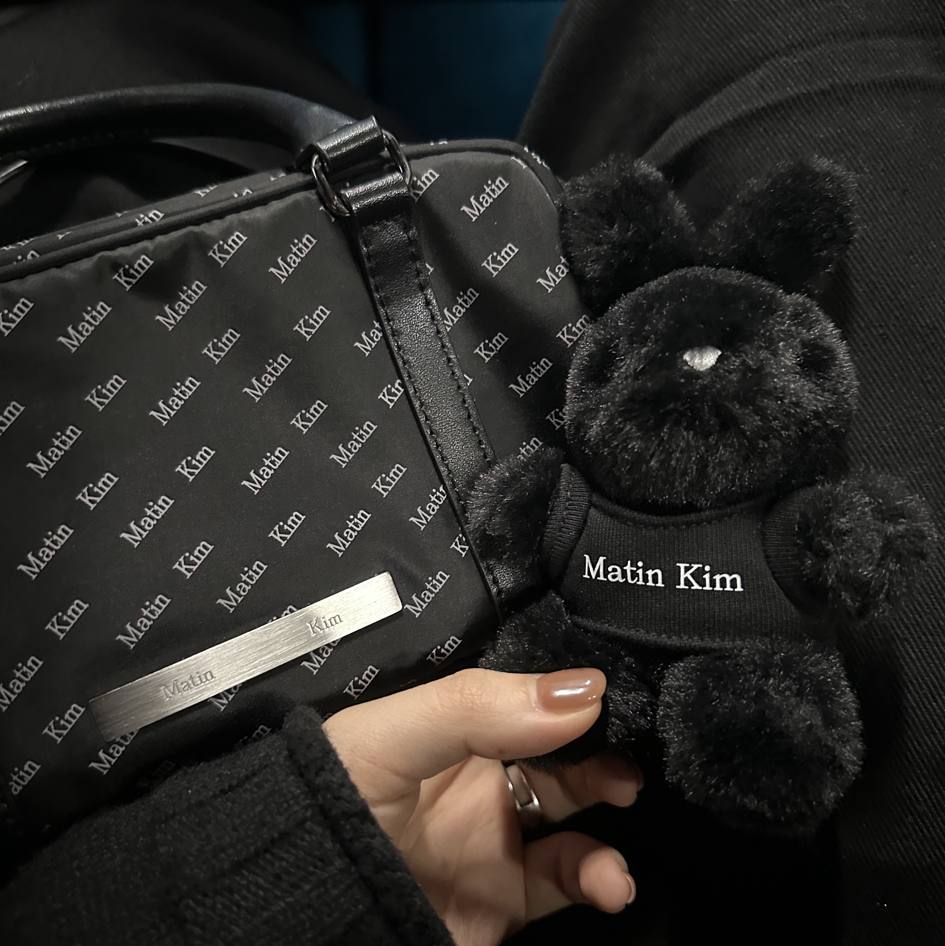 Matin Kim Black Bunny Toy Keyring Black, Matin Kim Baby Sporty Tote Bag Black 착용 스타일
