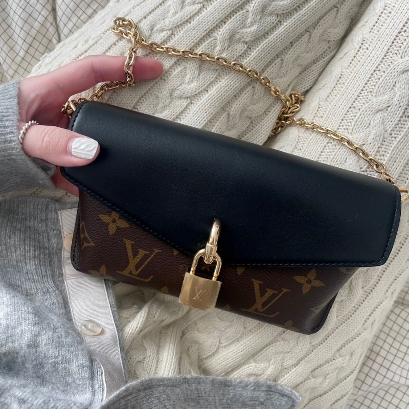 Louis Vuitton Padlock on Strap Monogram Black 착용 스타일 - 1