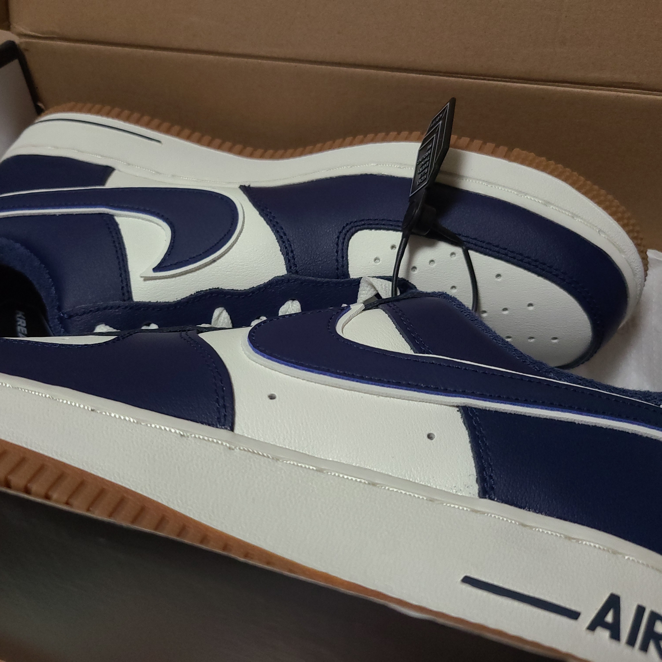Nike Air Force 1 '07 LV8 Midnight Navy 착용 스타일