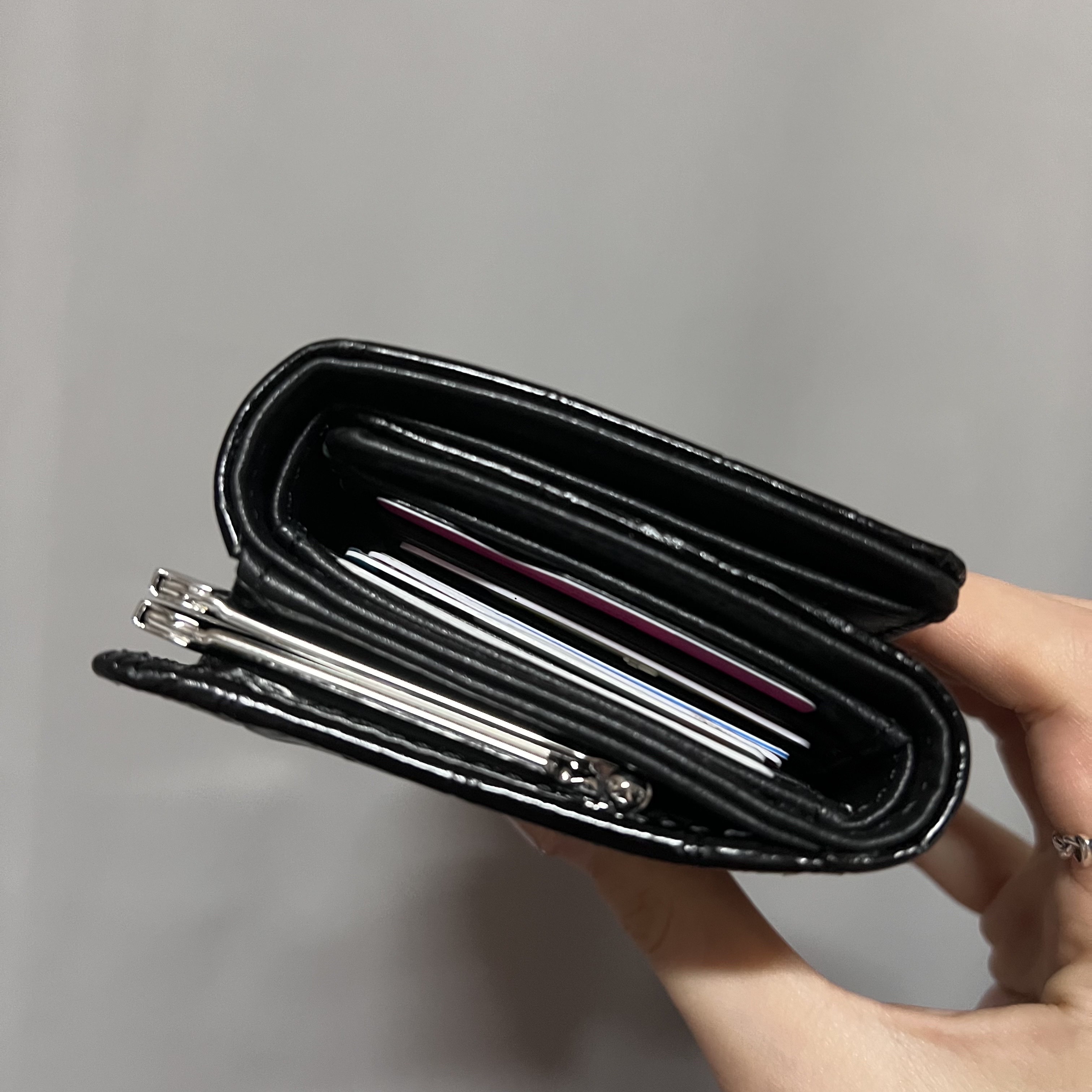 Vivienne Westwood Crocodile Small Frame Wallet Black 착용 스타일 - 3