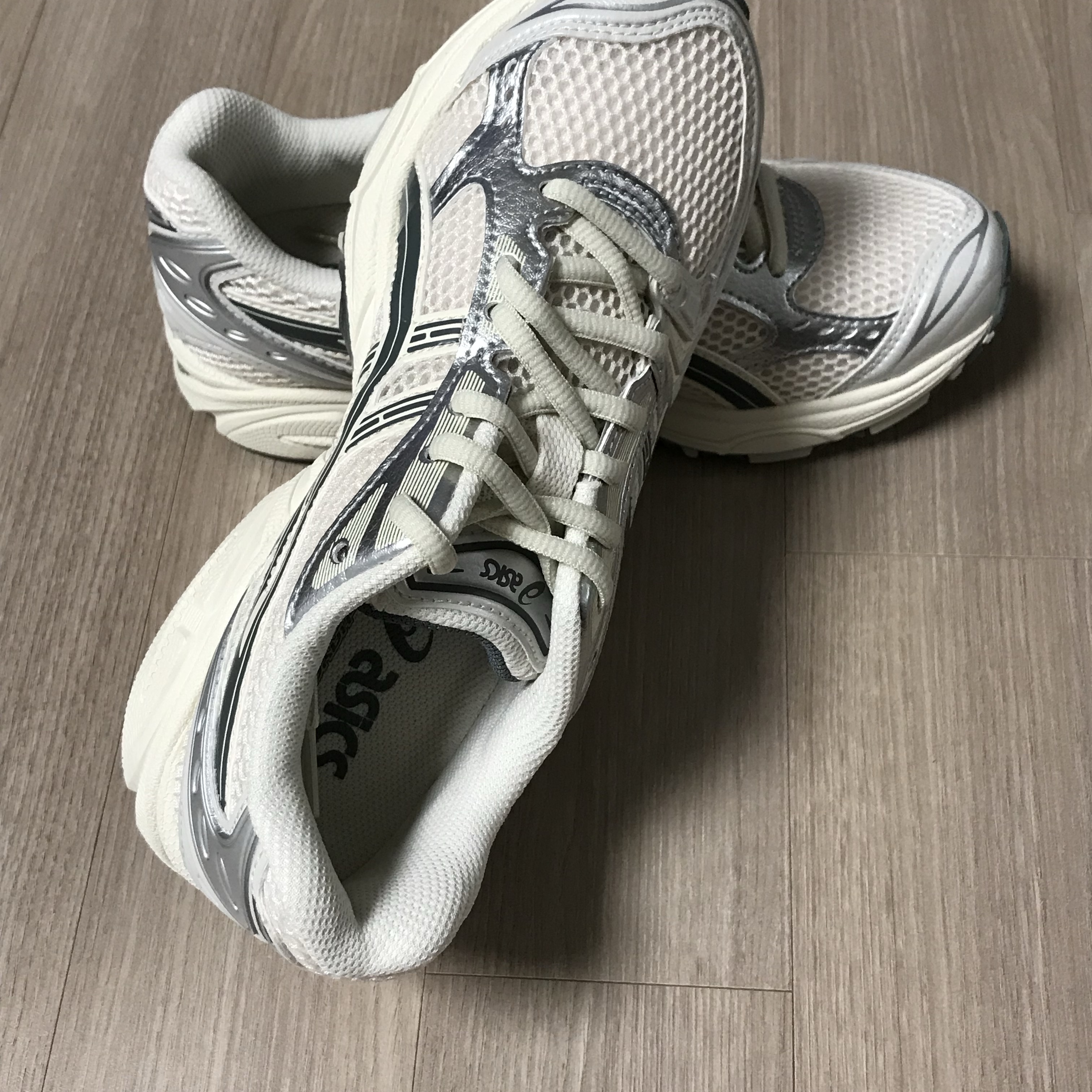 Asics Gel-Kayano 14 Birch Dark Pewter, Asics Gel-Kayano 14 Black Pure Silver 착용 스타일 - 3