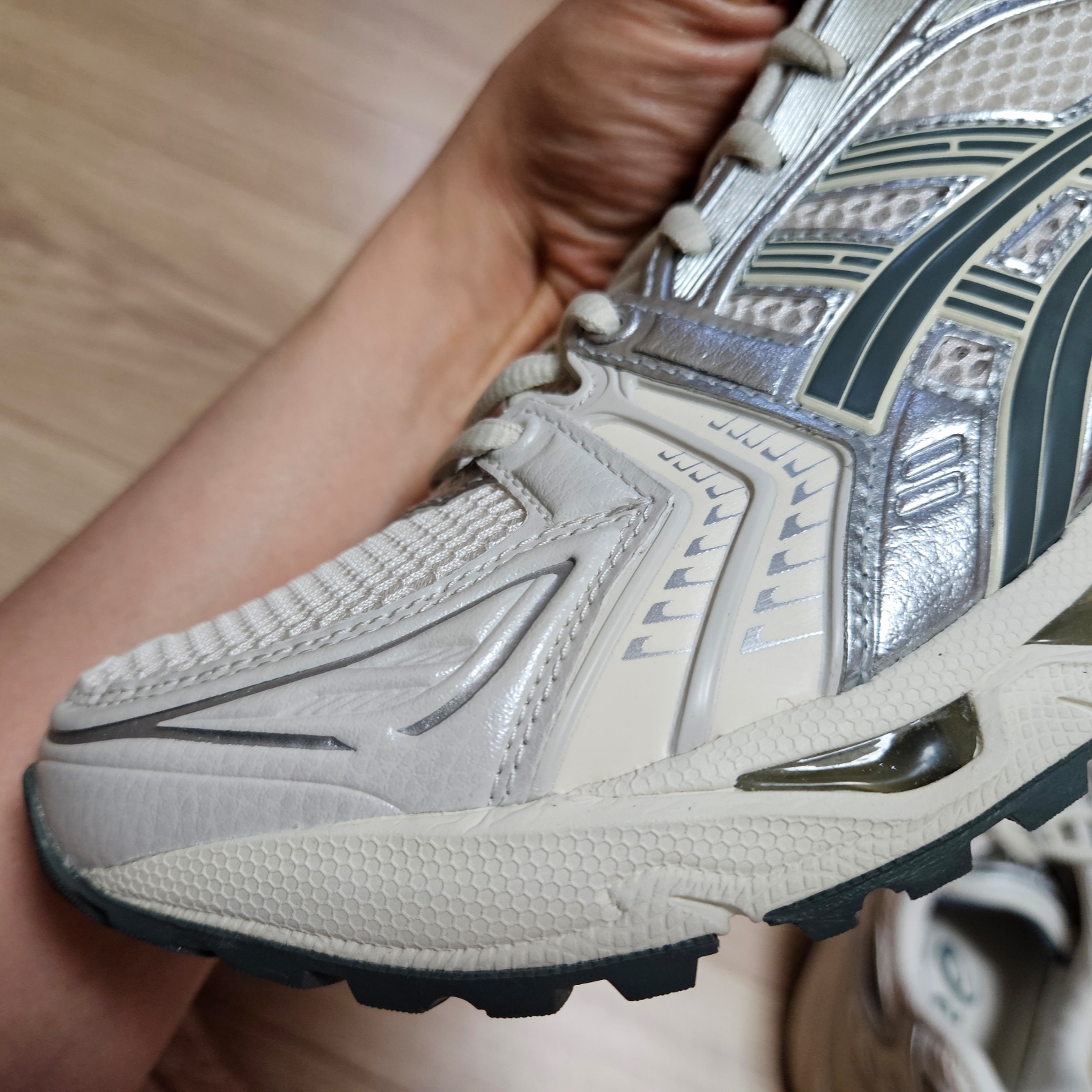 Asics Gel-Kayano 14 Birch Dark Pewter 착용 스타일 - 7