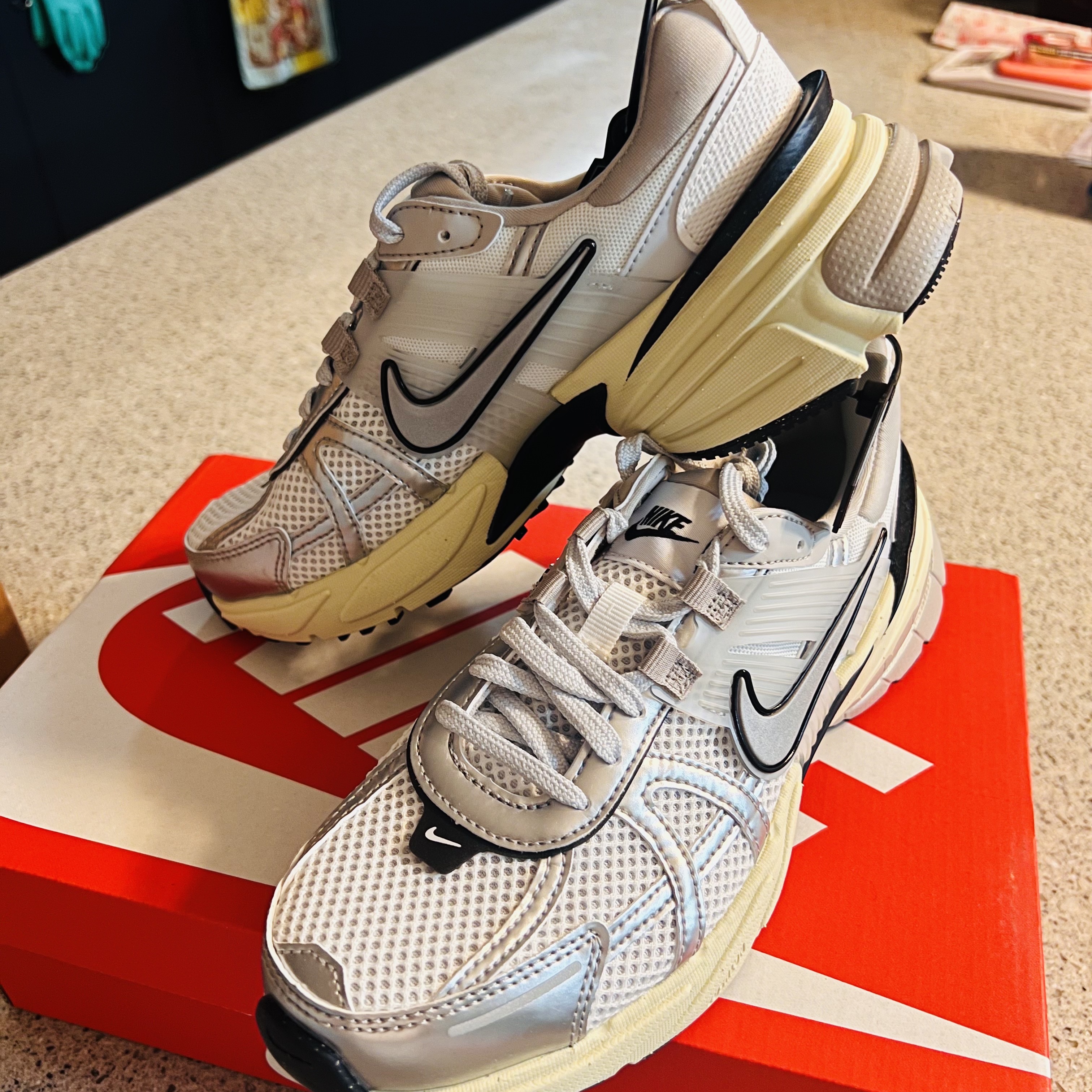 Nike V2K Run Summit White Metallic Silver 착용 스타일