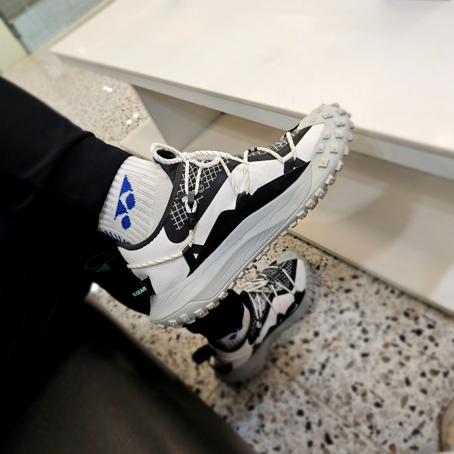 Nike ACG Mountain Fly Low SE White and Black 착용 스타일