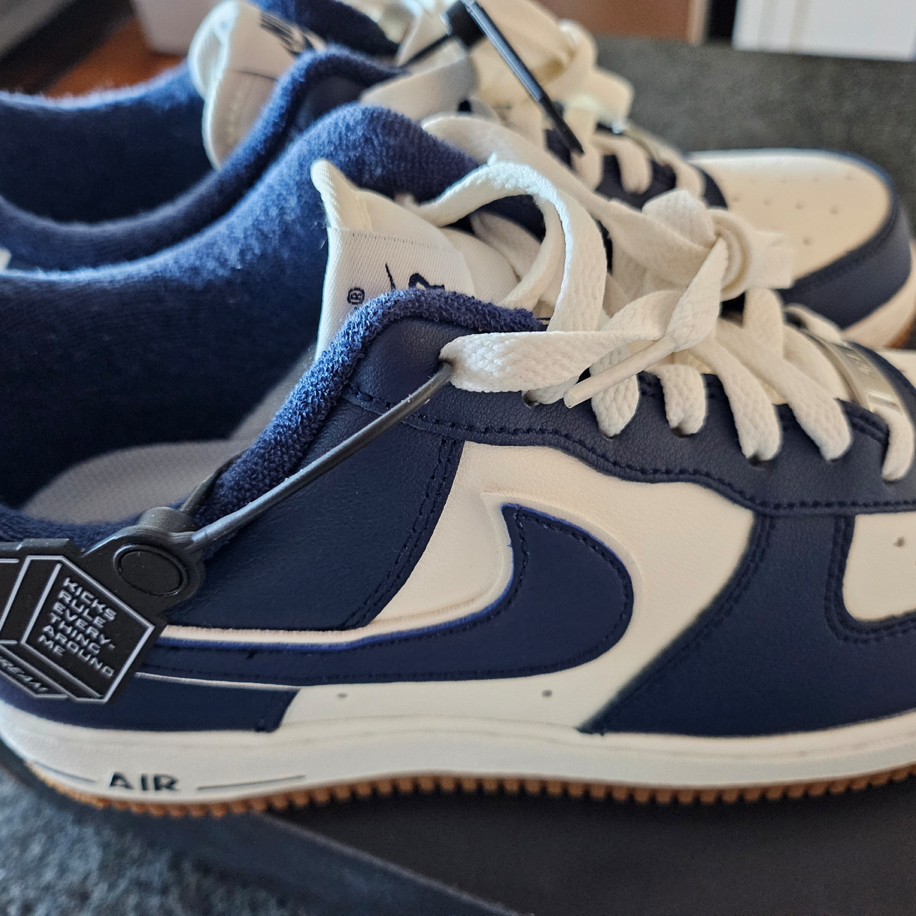 Nike Air Force 1 '07 LV8 Midnight Navy 착용 스타일 - 1