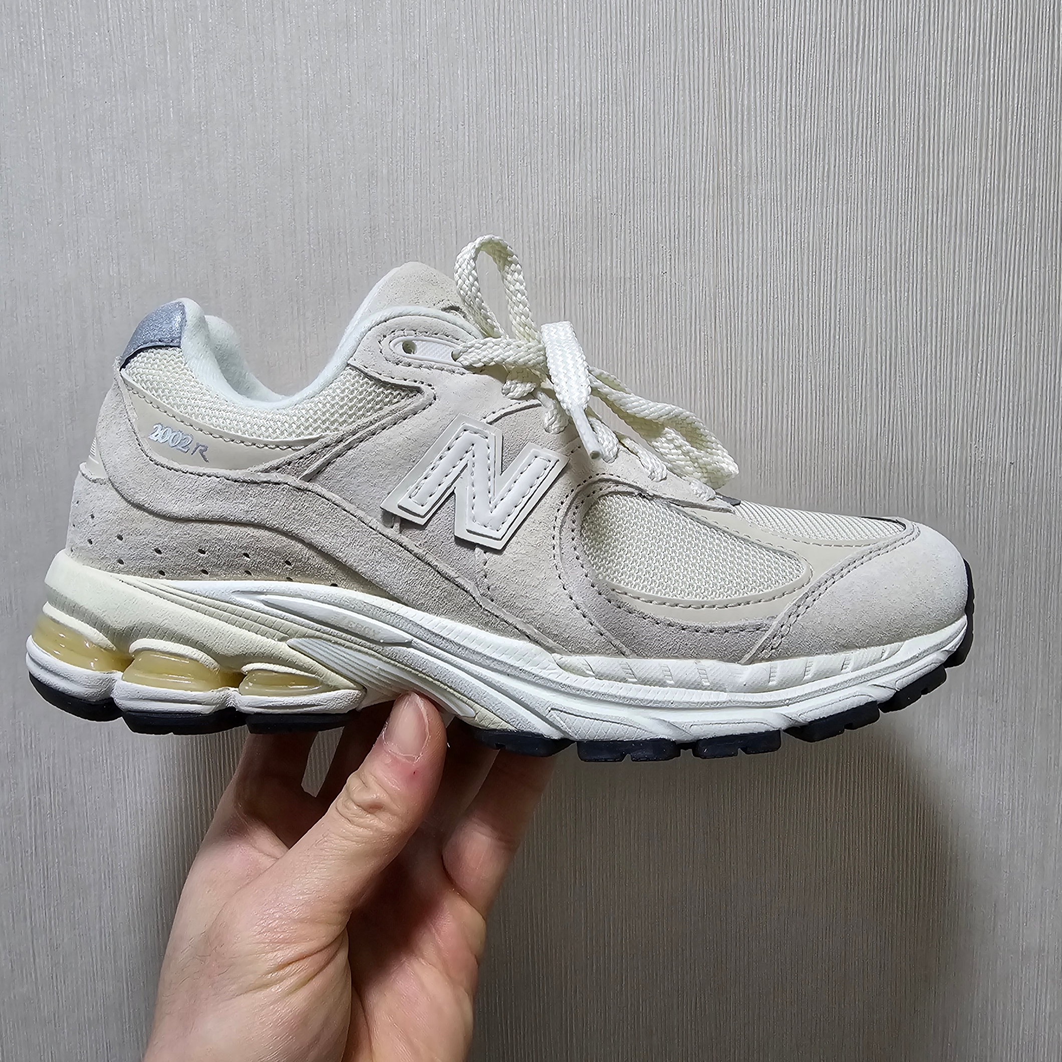 New Balance 2002R Beige Calm Taupe 착용 스타일