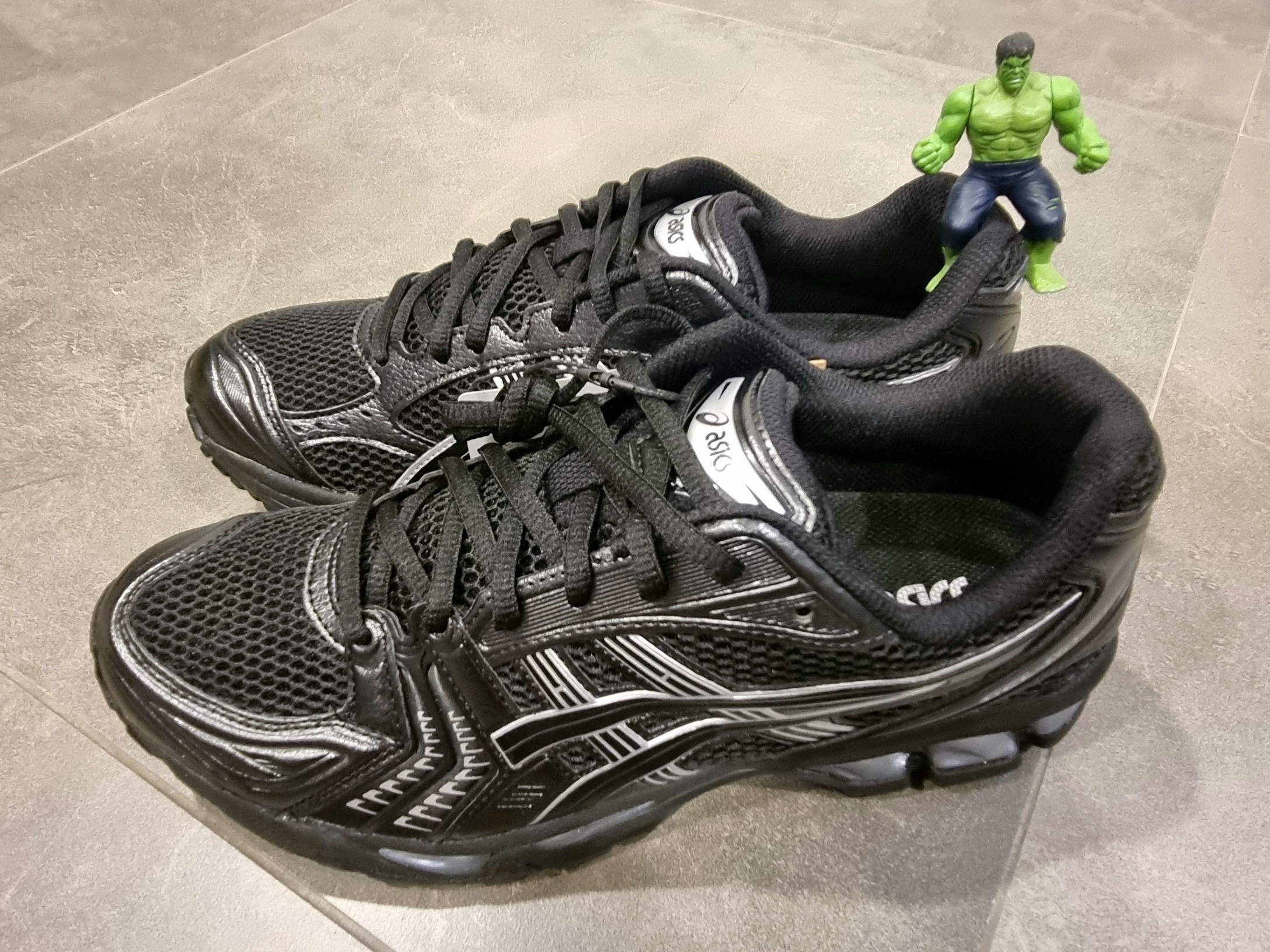 Asics Gel-Kayano 14 Black Pure Silver 착용 스타일 - 1