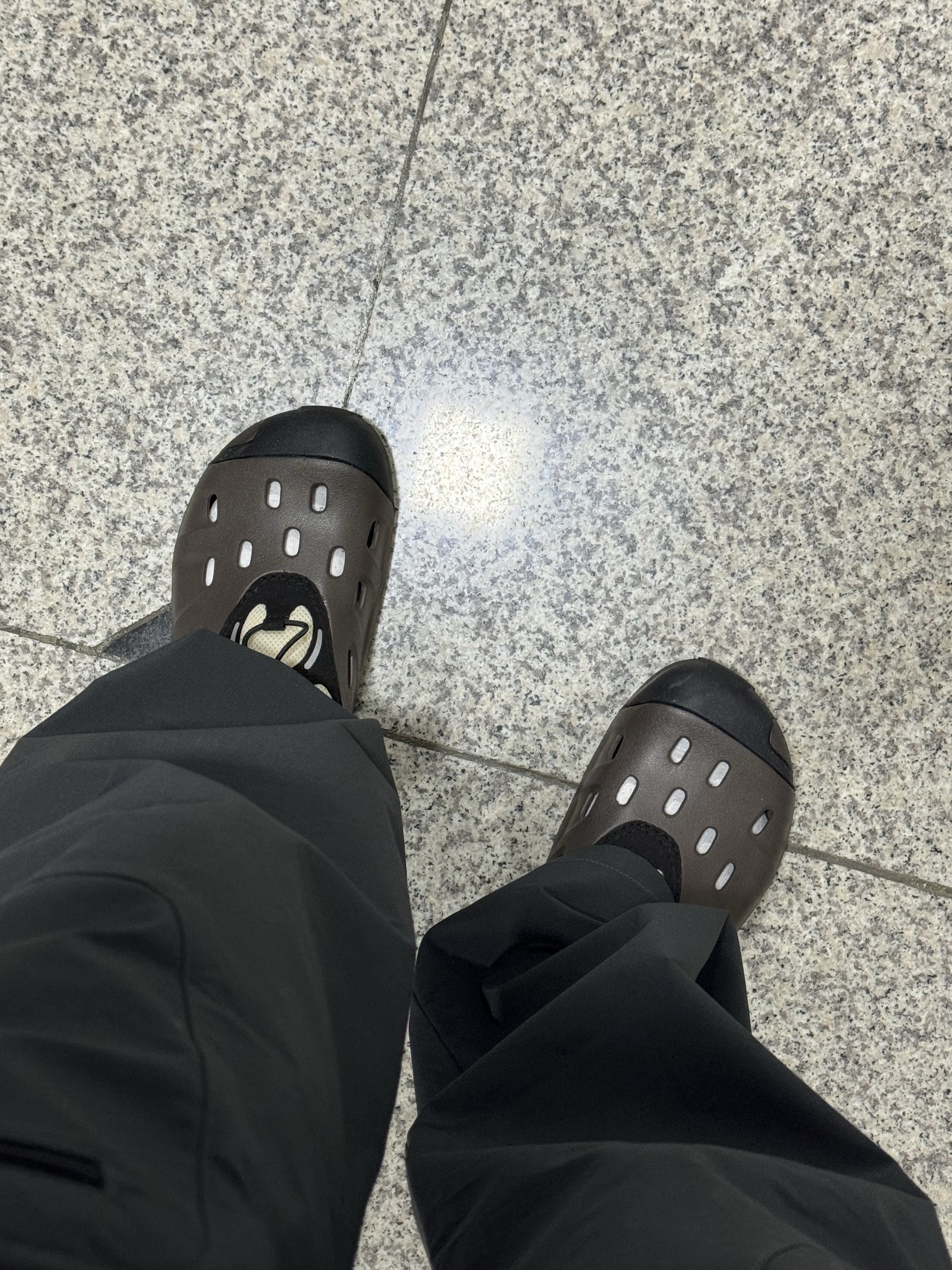 Crocs Quick Trail Low Espresso 착용 스타일