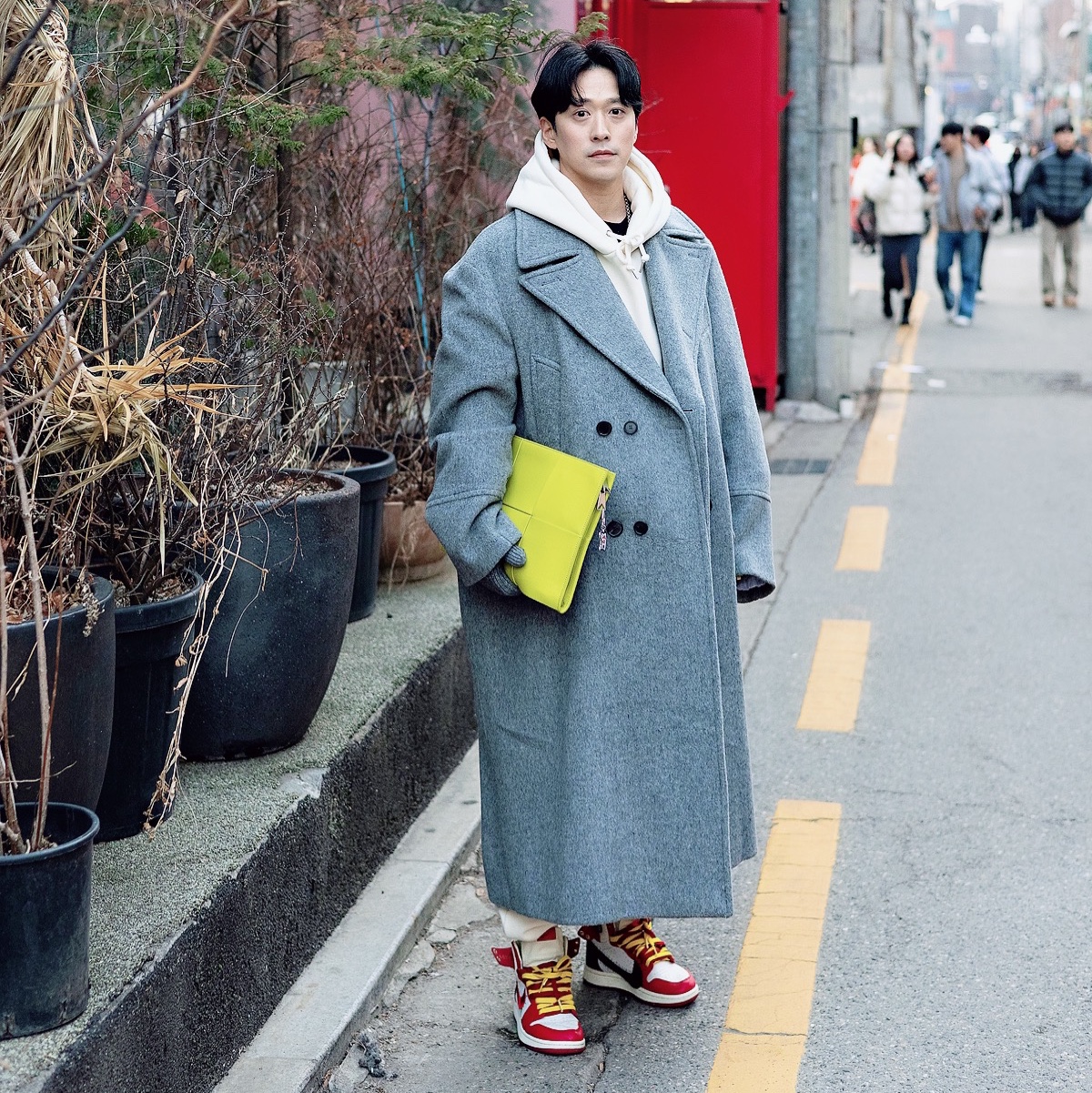 (W) Jordan 1 x Teyana Taylor Zoom CMFT 2 Gym Red, Bottega Veneta Arco Document Case Kiwi 착용 스타일