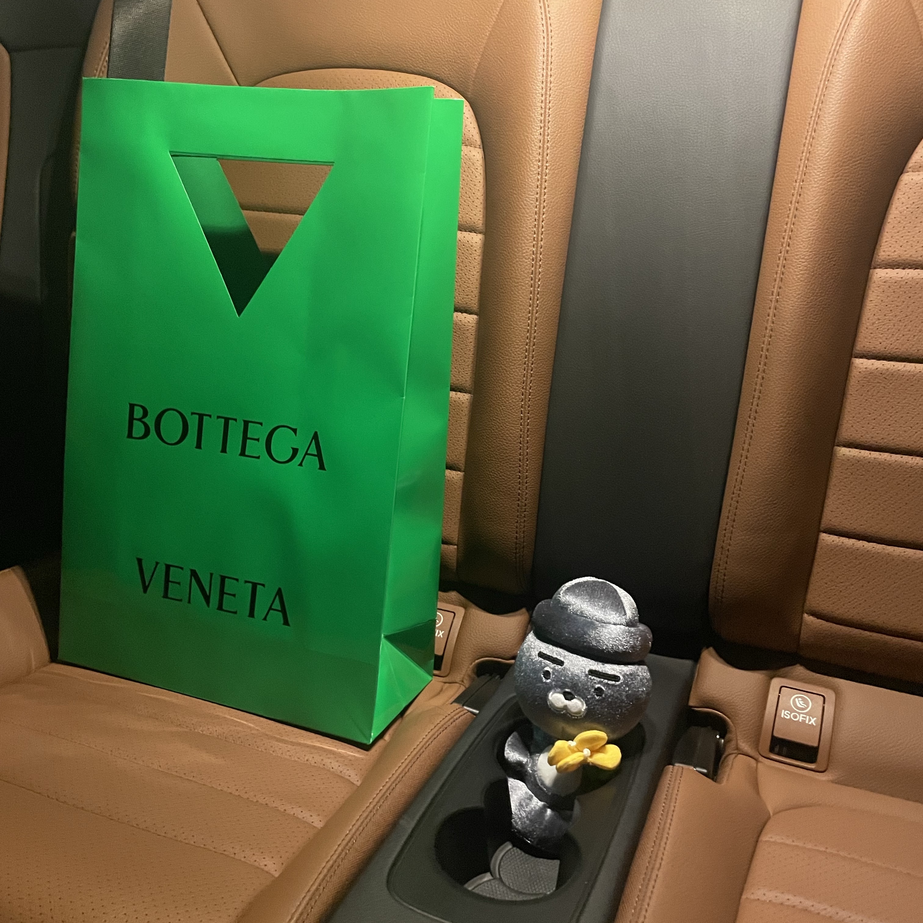 Bottega Veneta Flap Card Case Black 착용 스타일 - 1