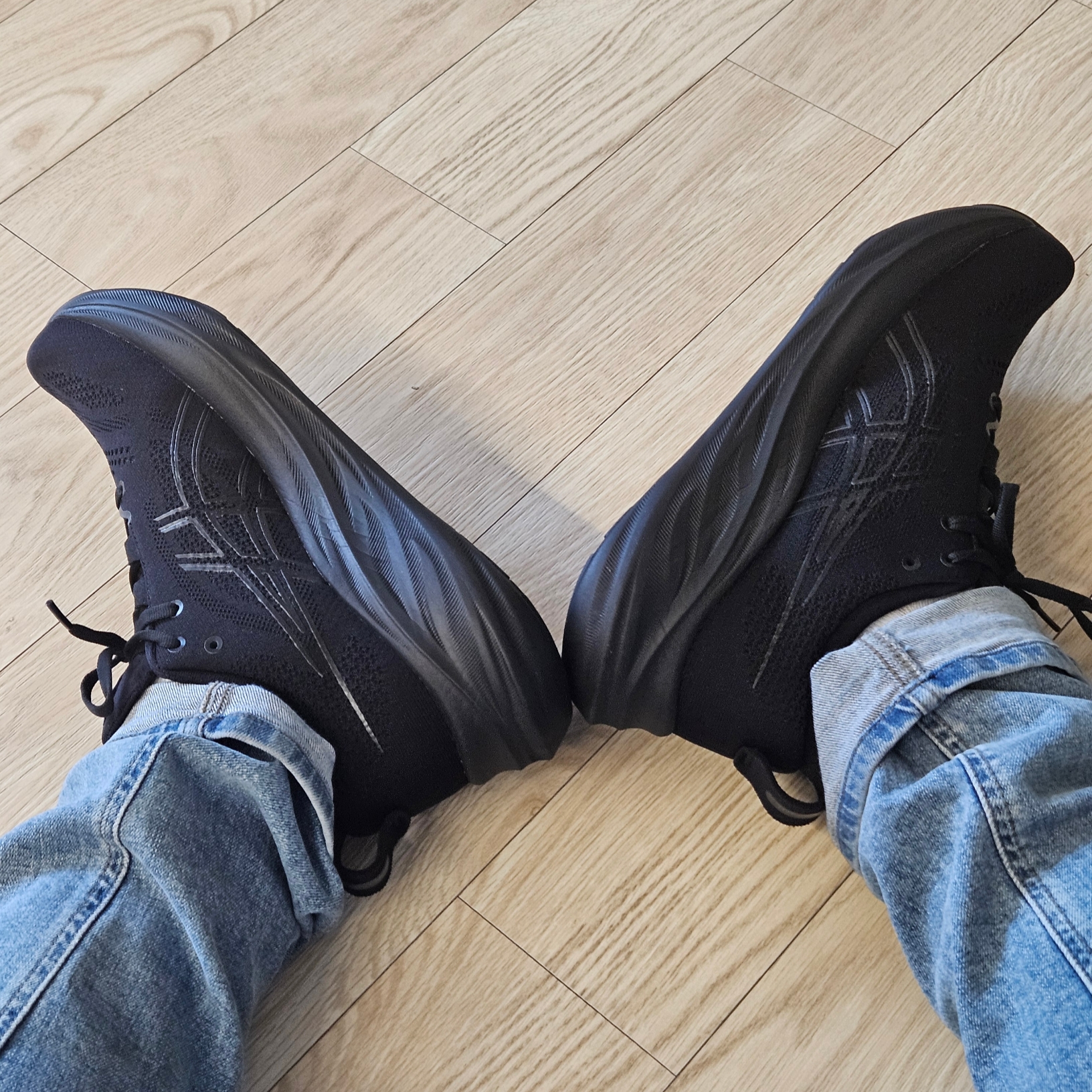 Asics Gel-Nimbus 26 Black - 2E Wide 착용 스타일 - 1