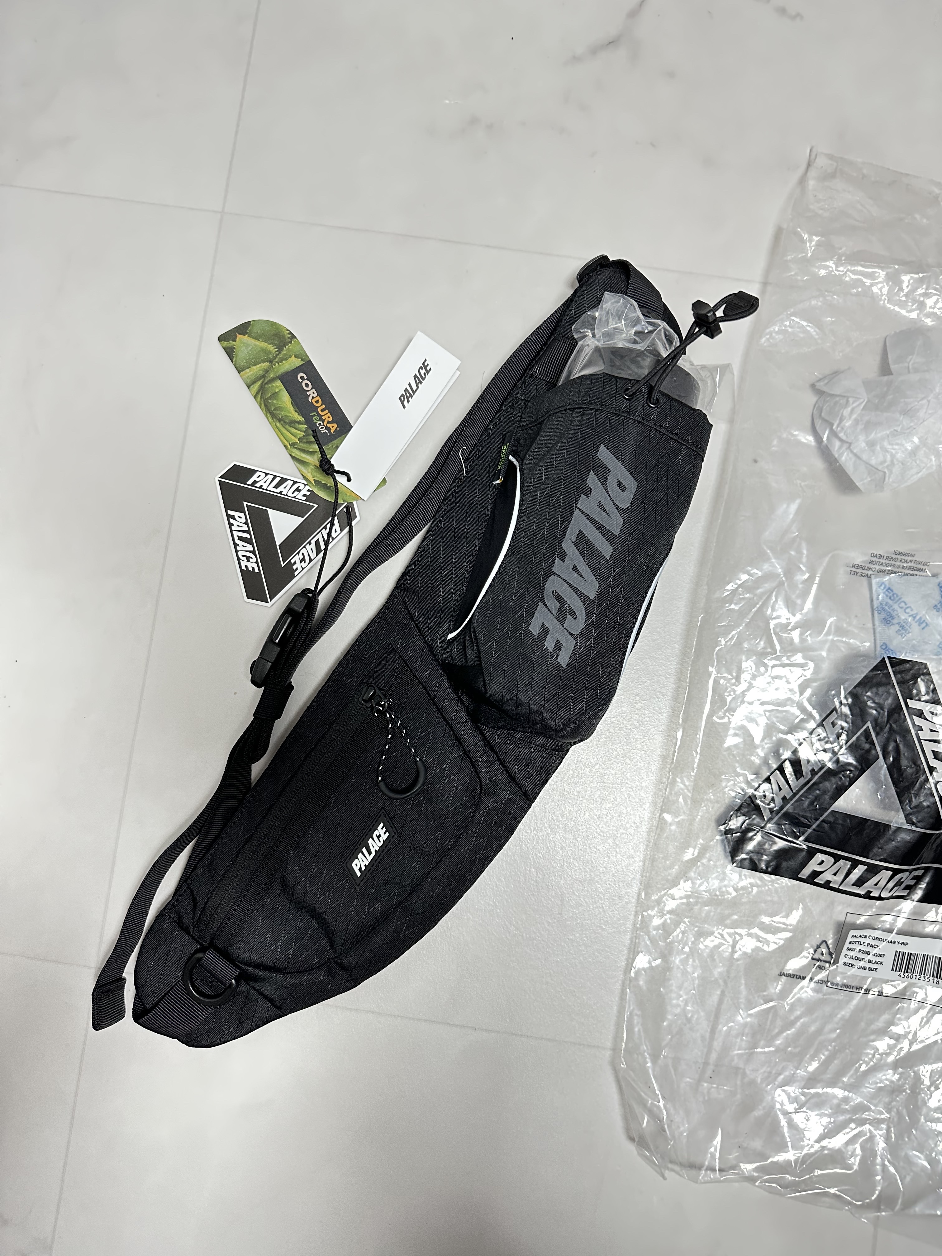 Palace Cordura Y-Rip Bottle Pack Black - 24SS 착용 스타일 - 1